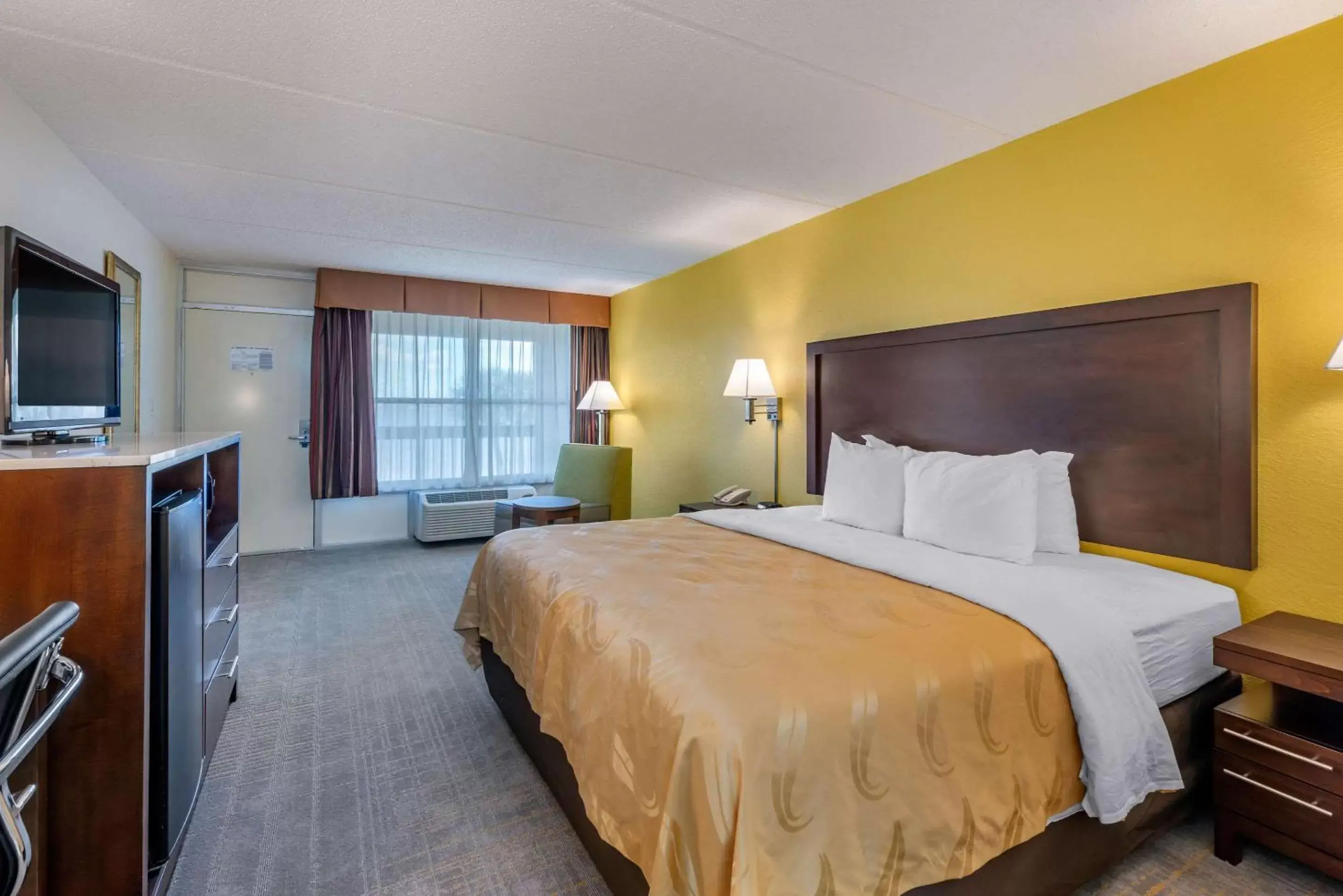 Photo of the whole room, Bed in Quality Inn and Suites Riverfront