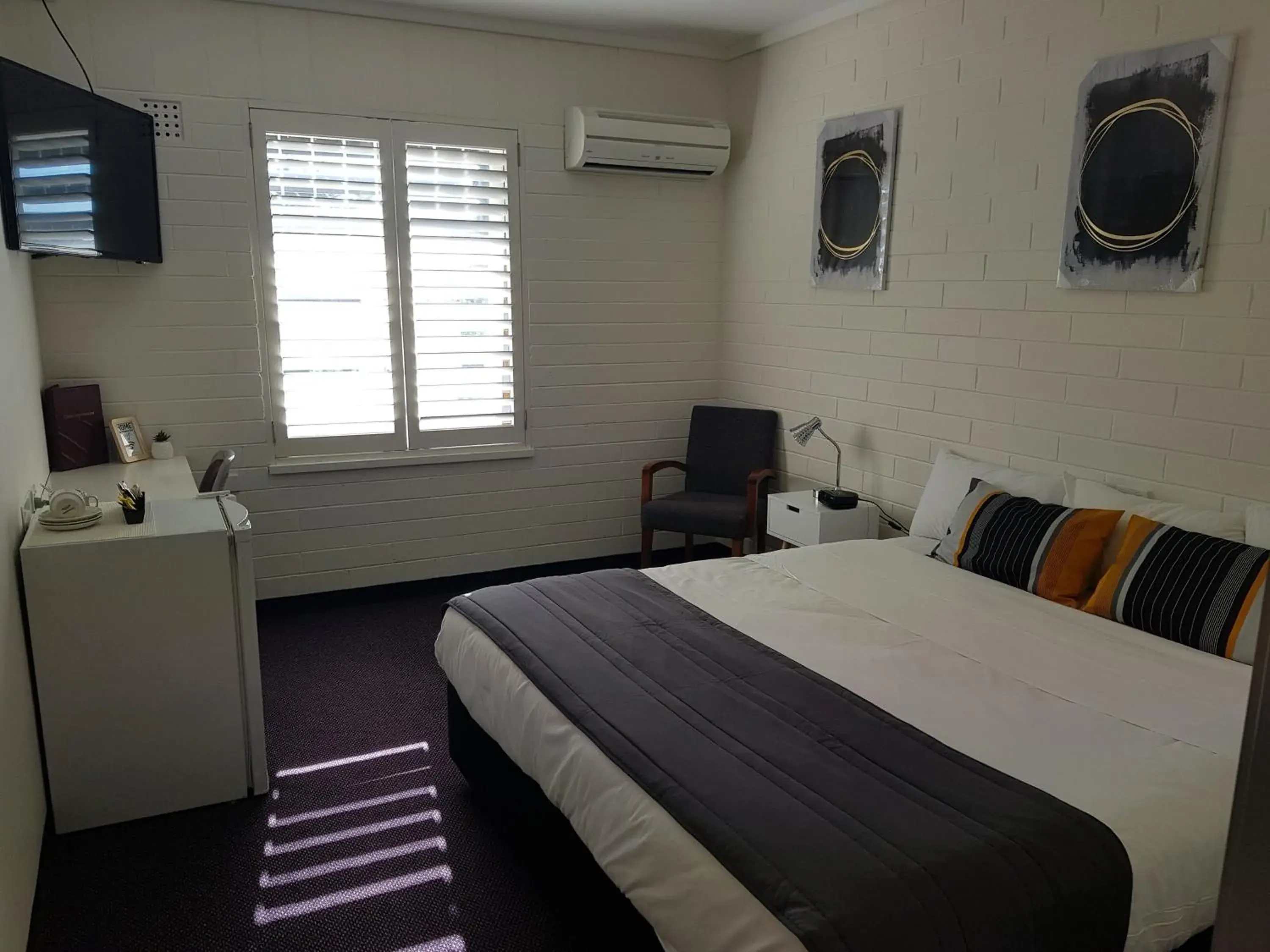 Bed in Morphett Arms Hotel