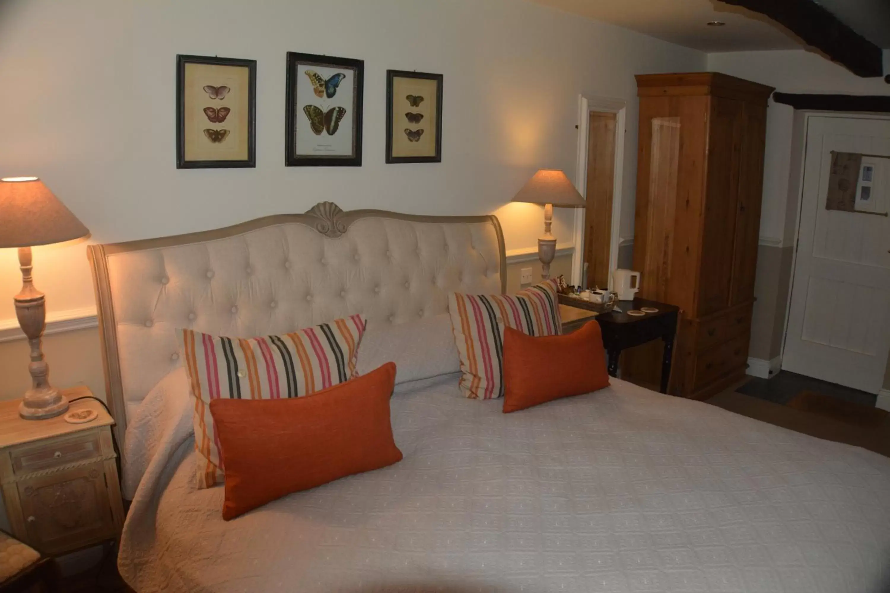 Photo of the whole room, Bed in The Castle Arms Inn