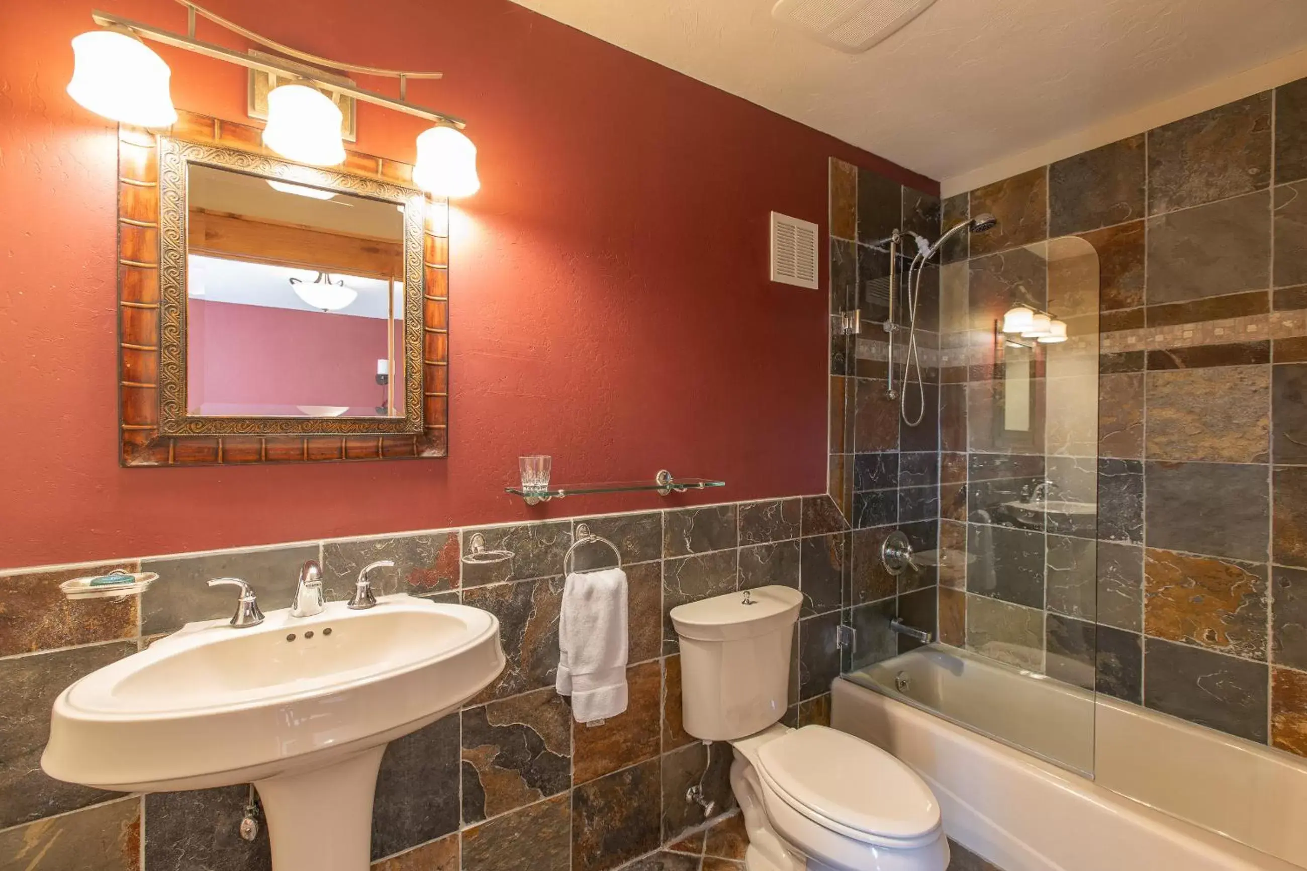 Shower, Bathroom in Nordic Inn