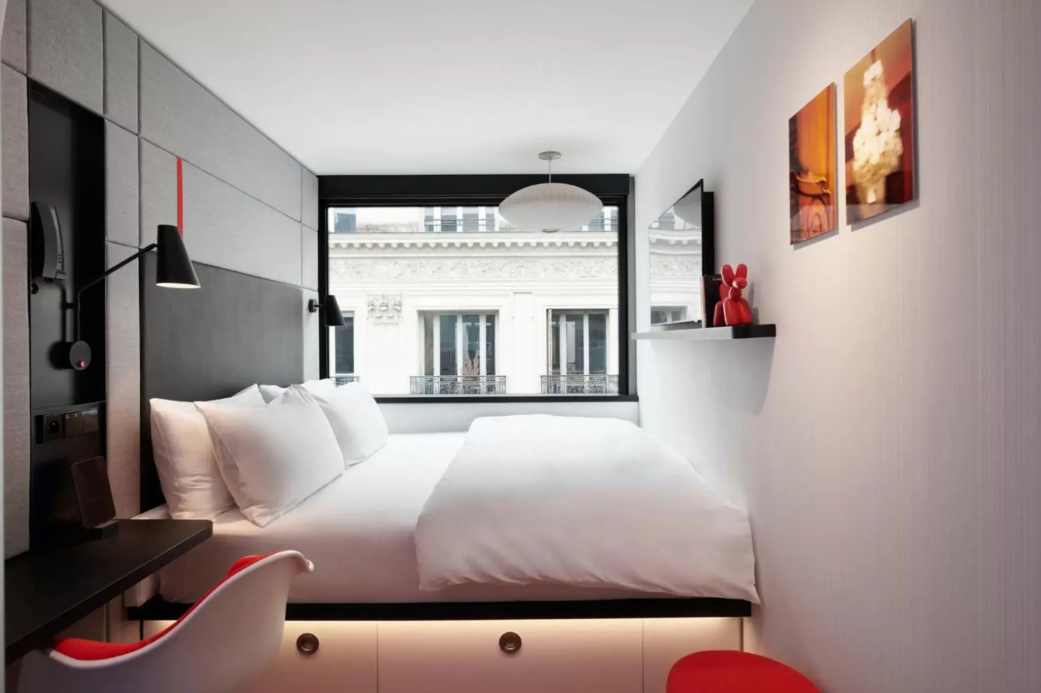Photo of the whole room in citizenM Paris Opera