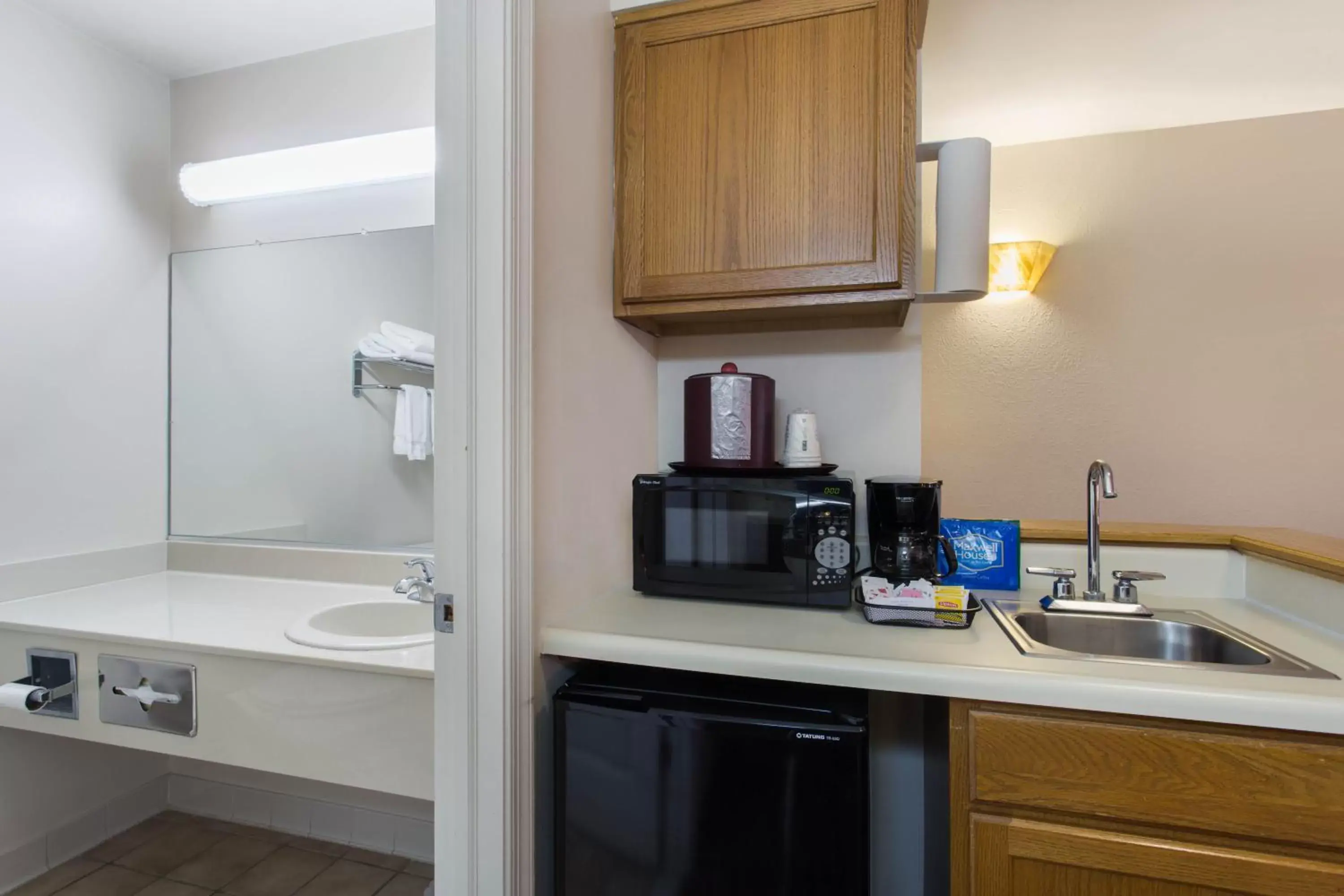 Coffee/tea facilities, Kitchen/Kitchenette in Hawthorn Suites by Wyndham Allentown-Fogelsville