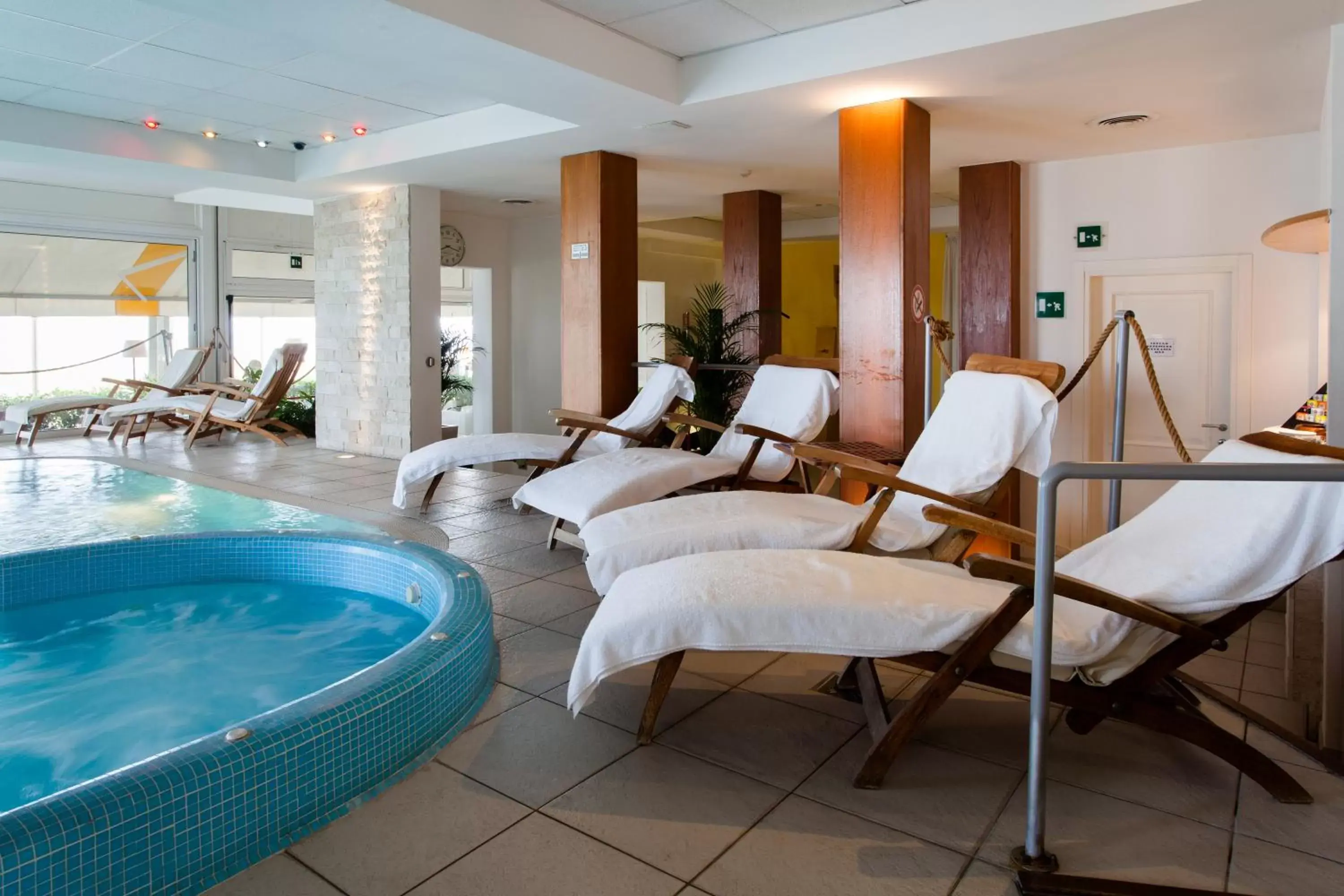 Hot Tub, Swimming Pool in Hotel Villa Sorriso