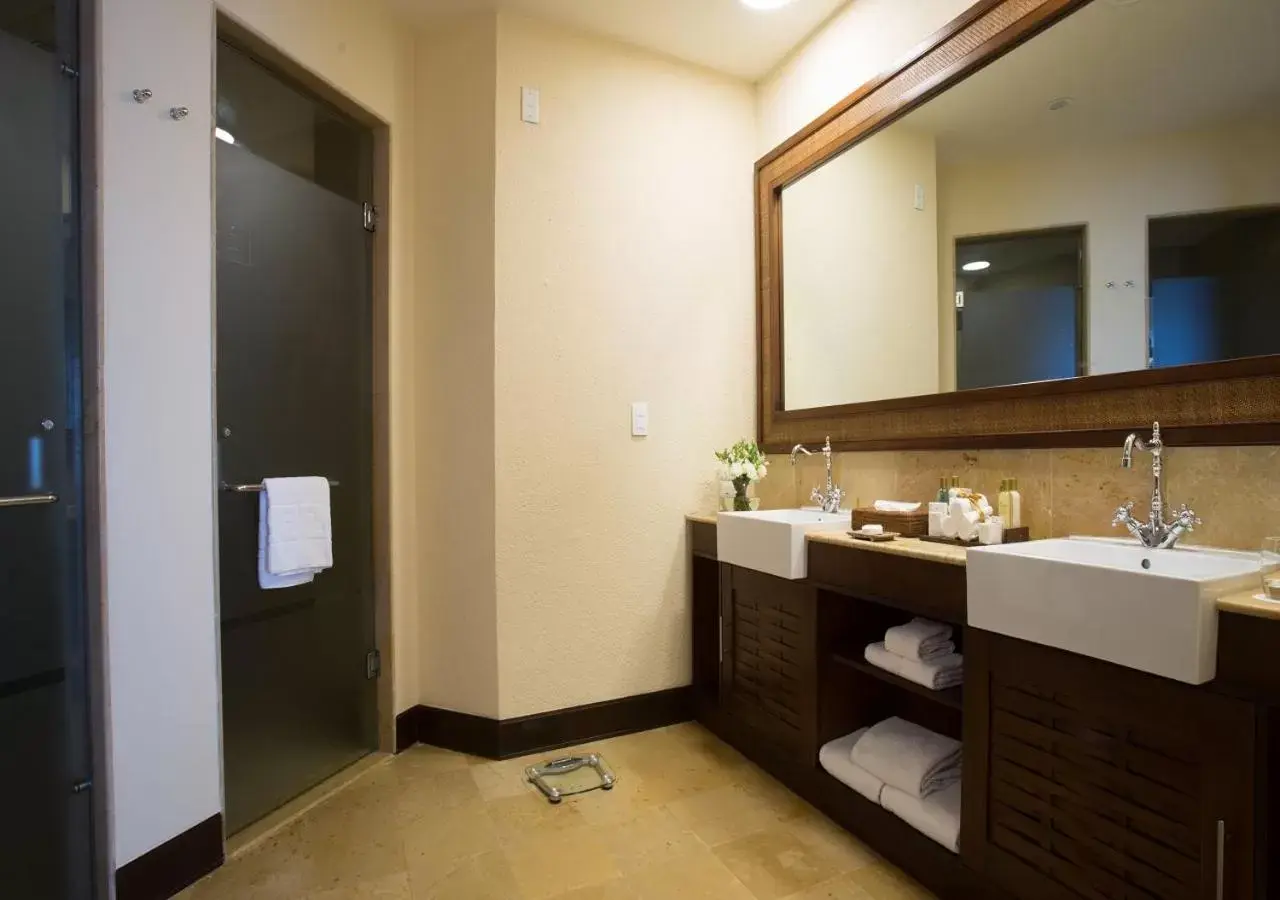 Shower, Bathroom in Dreams Riviera Cancun Resort & Spa - All Inclusive