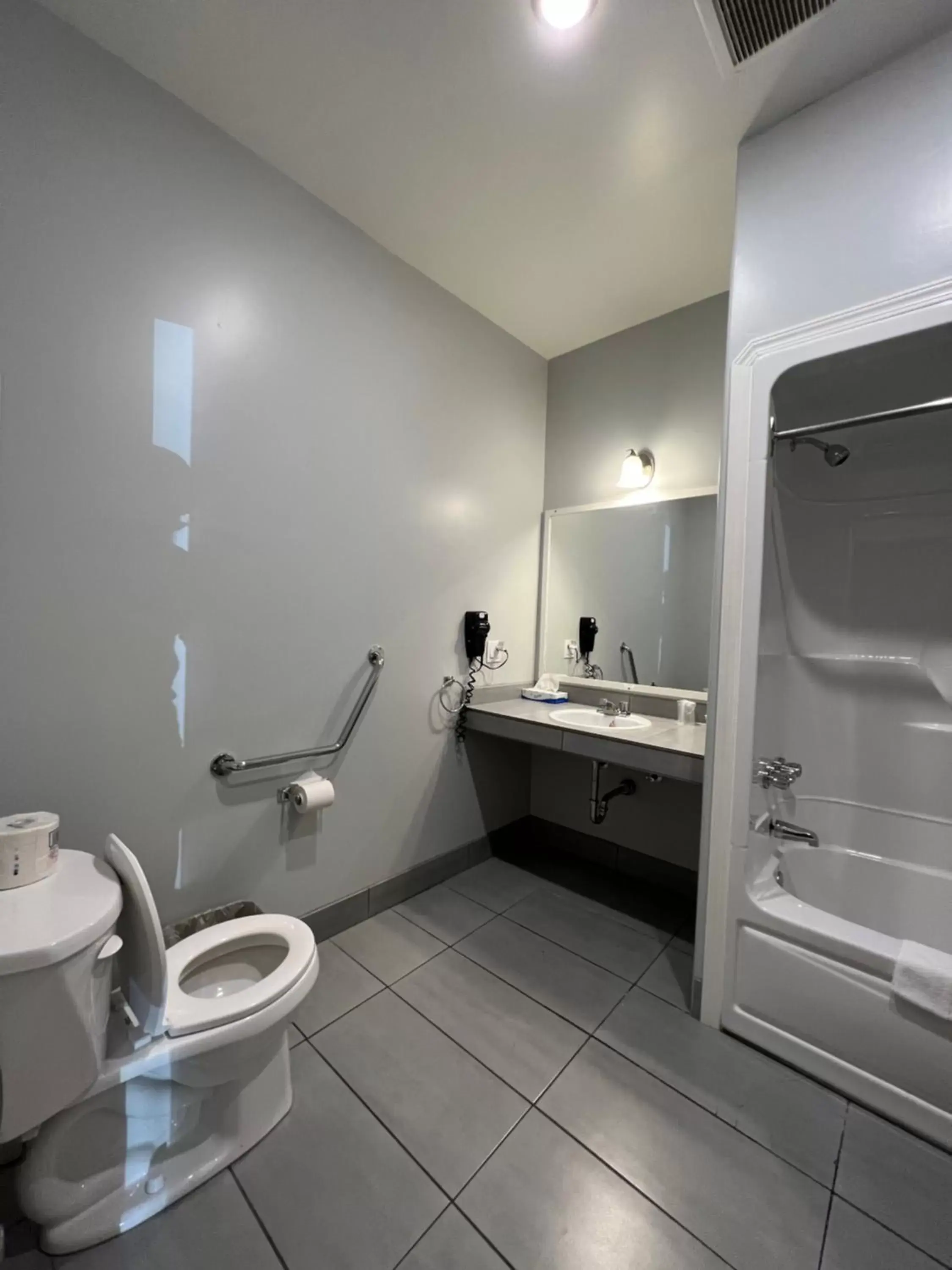 Bathroom in Wells Gray Inn