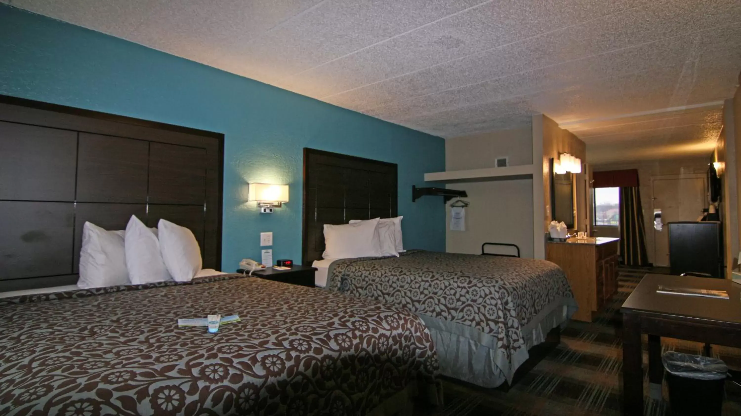Photo of the whole room, Bed in Days Inn & Suites by Wyndham Springfield on I-44