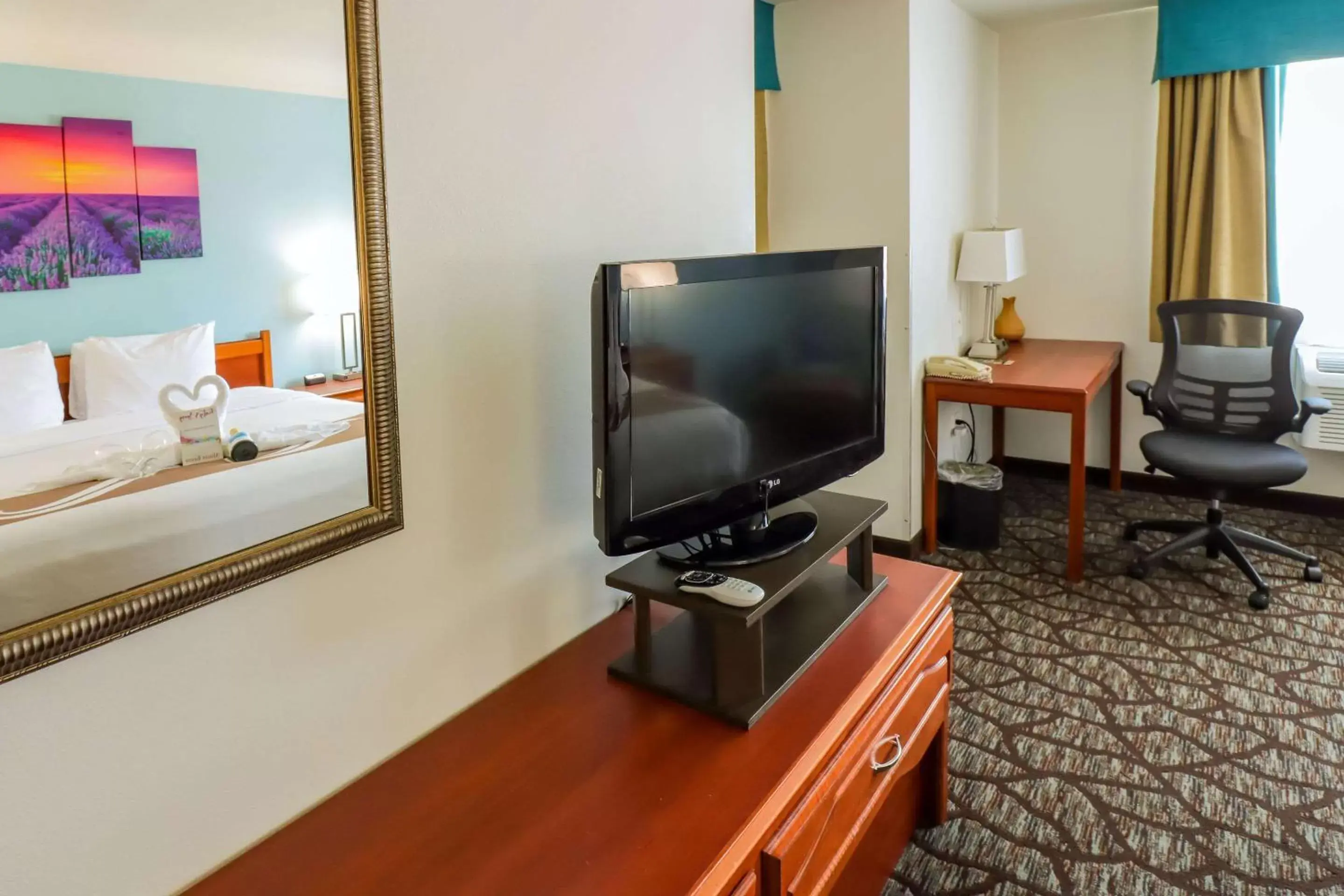 Bedroom, TV/Entertainment Center in Quality Inn & Suites Sequim at Olympic National Park