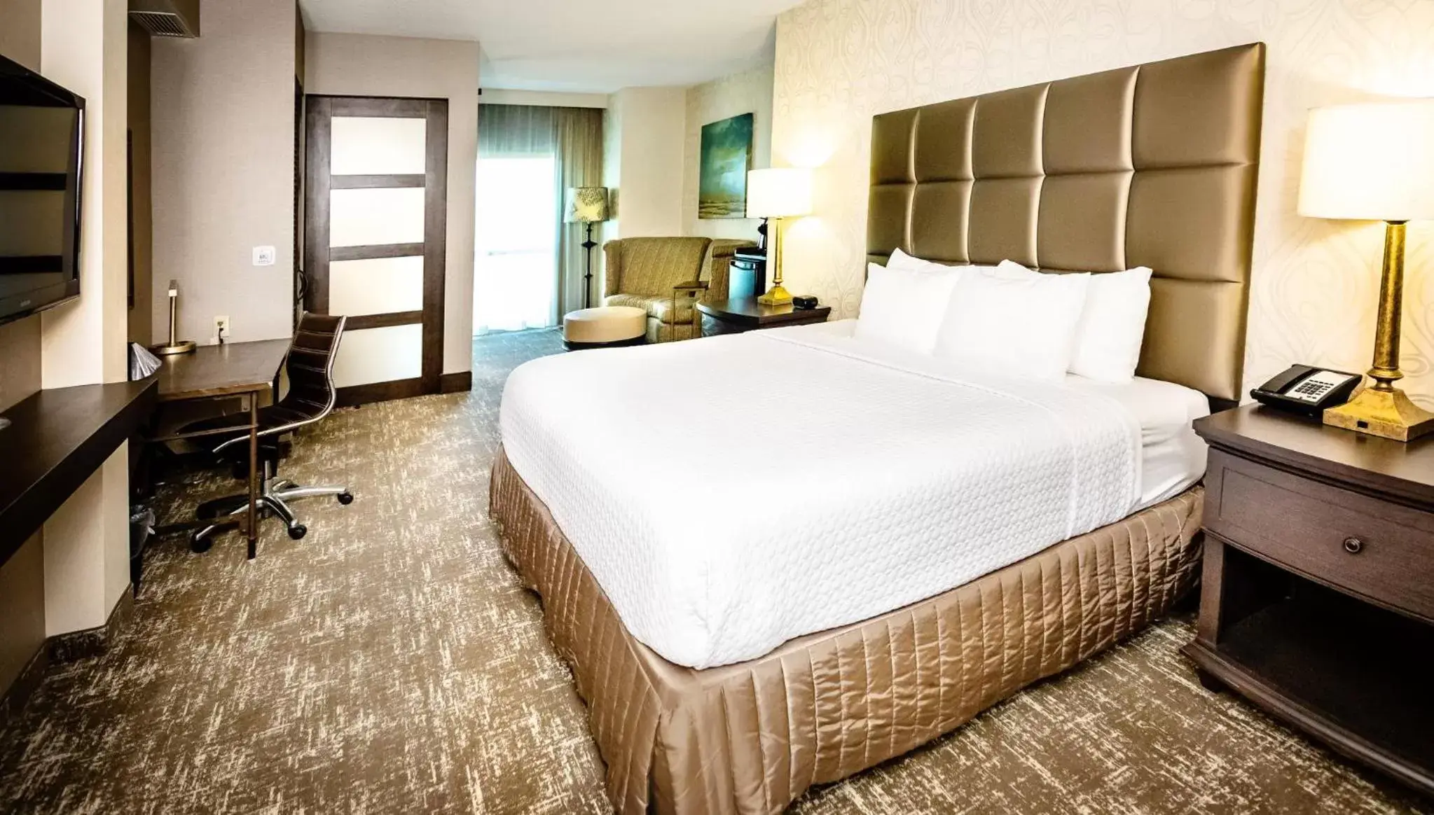 Photo of the whole room, Bed in Crowne Plaza Charleston, an IHG Hotel