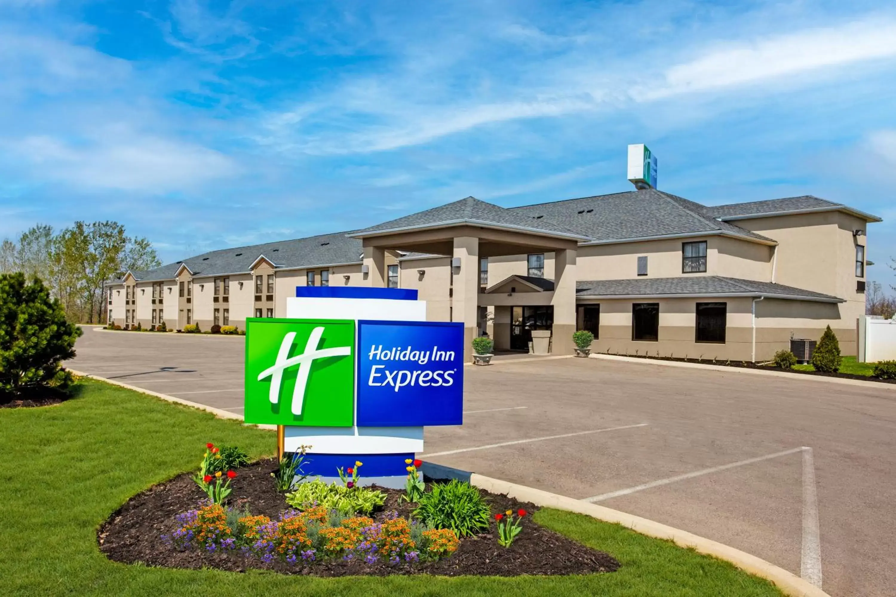 Property building in Holiday Inn Express London-I-70 by IHG Property building in Holiday Inn Express London-I-70 by IHG