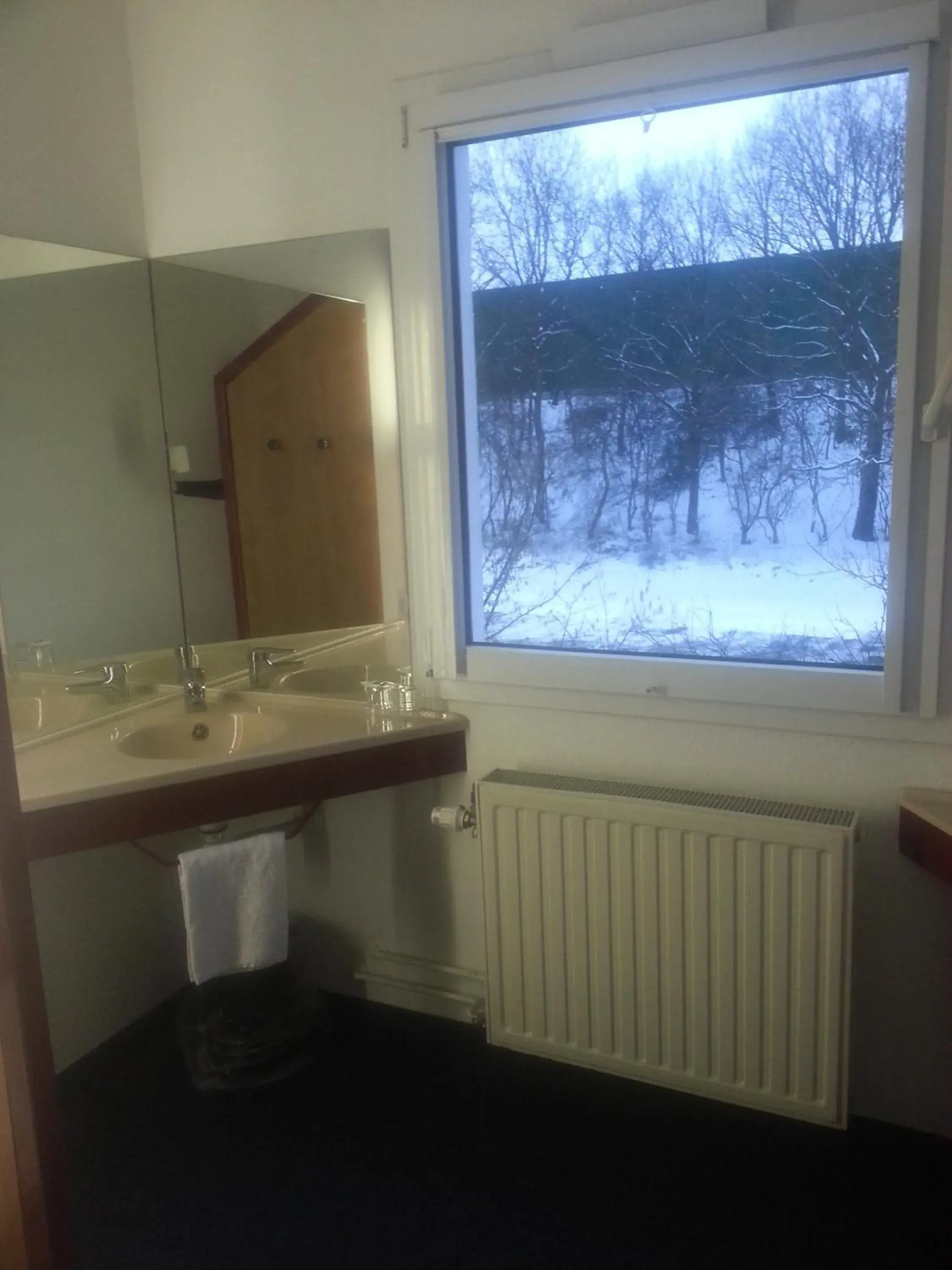 Double Room with Shared Bathroom in Motel 24h Bremen Double Room with Shared Bathroom in Motel 24h Bremen