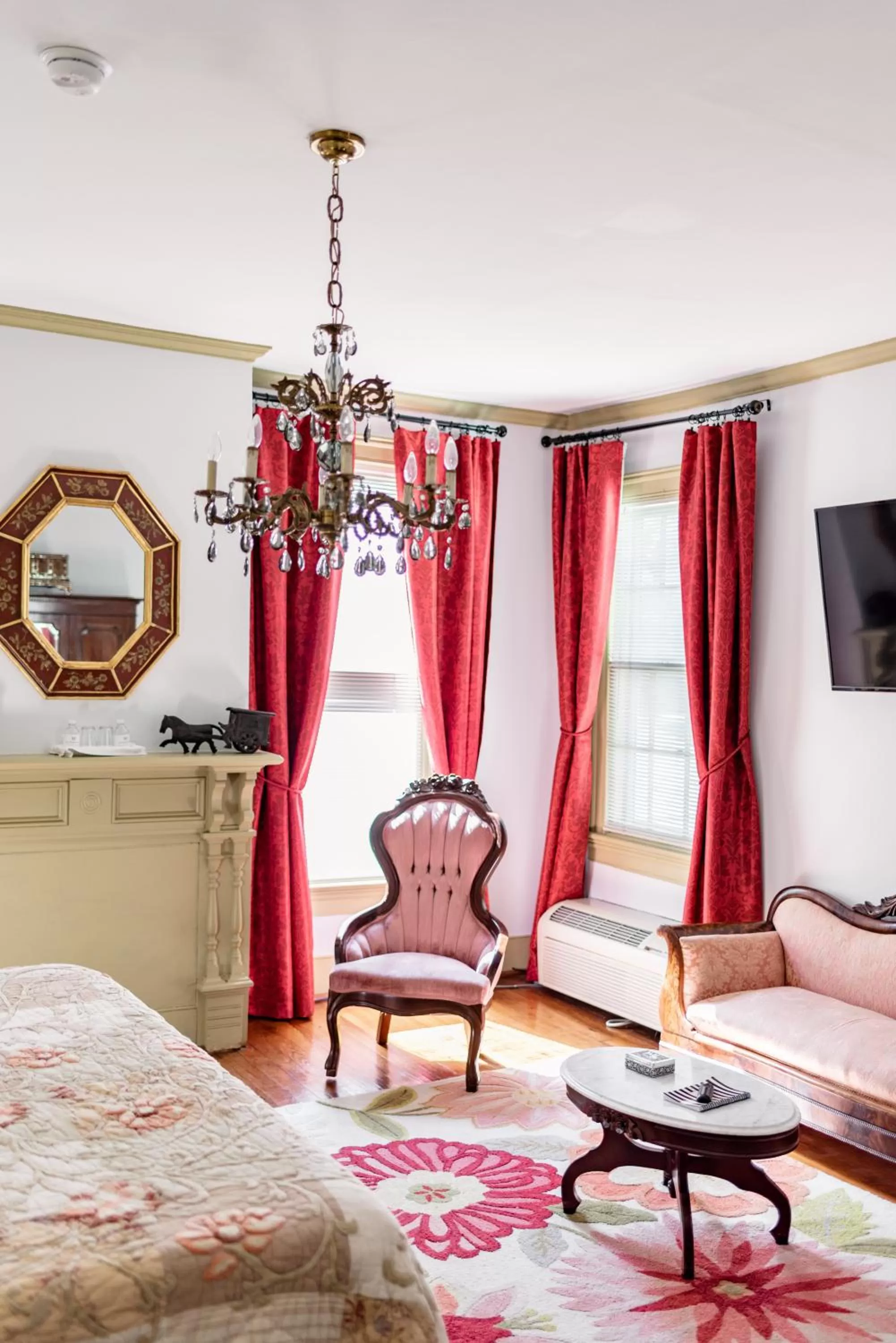 Bedroom, Seating Area in Meadows Inn