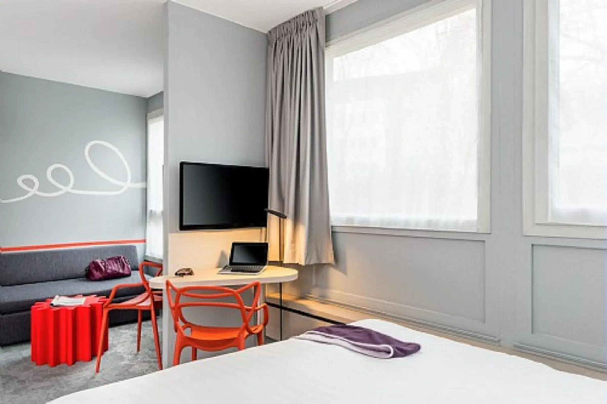 Photo of the whole room, TV/Entertainment Center in ibis Styles Paris Velizy