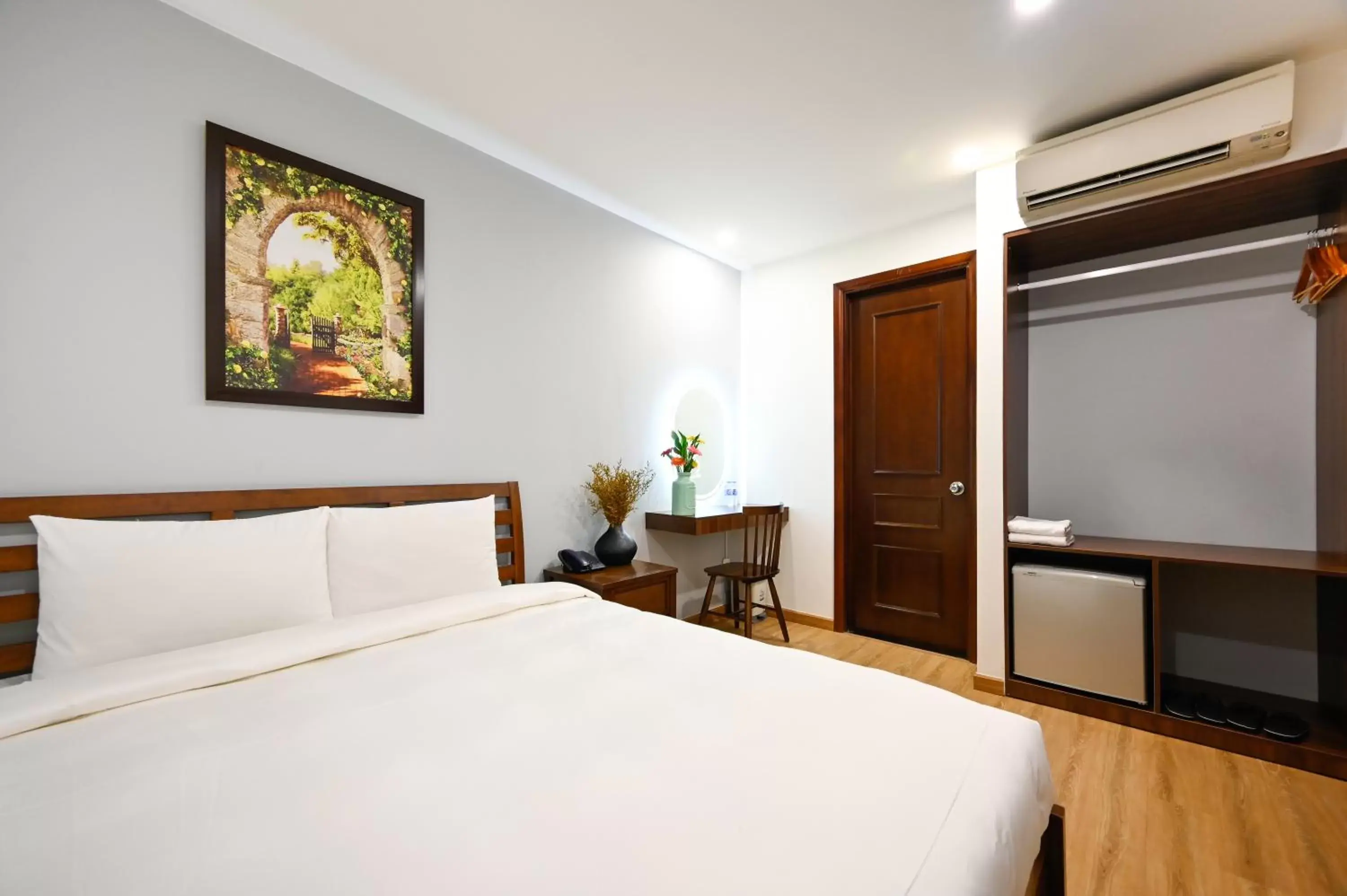 Superior (No Window) in Pearl Central Hotel- Near Nguyen Hue street Superior (No Window) in Pearl Central Hotel- Near Nguyen Hue street