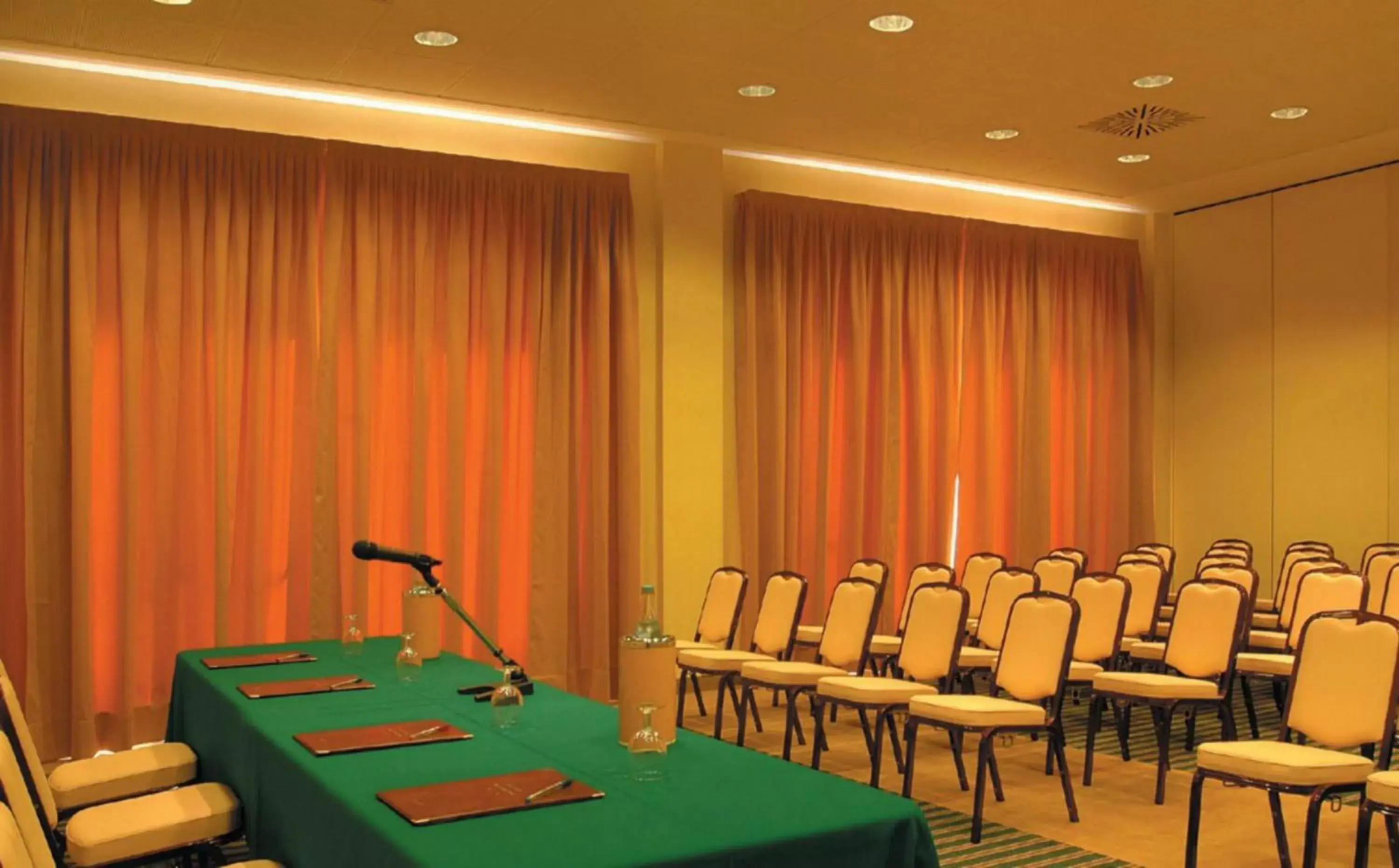 Business facilities in Monica Hotel Fiera