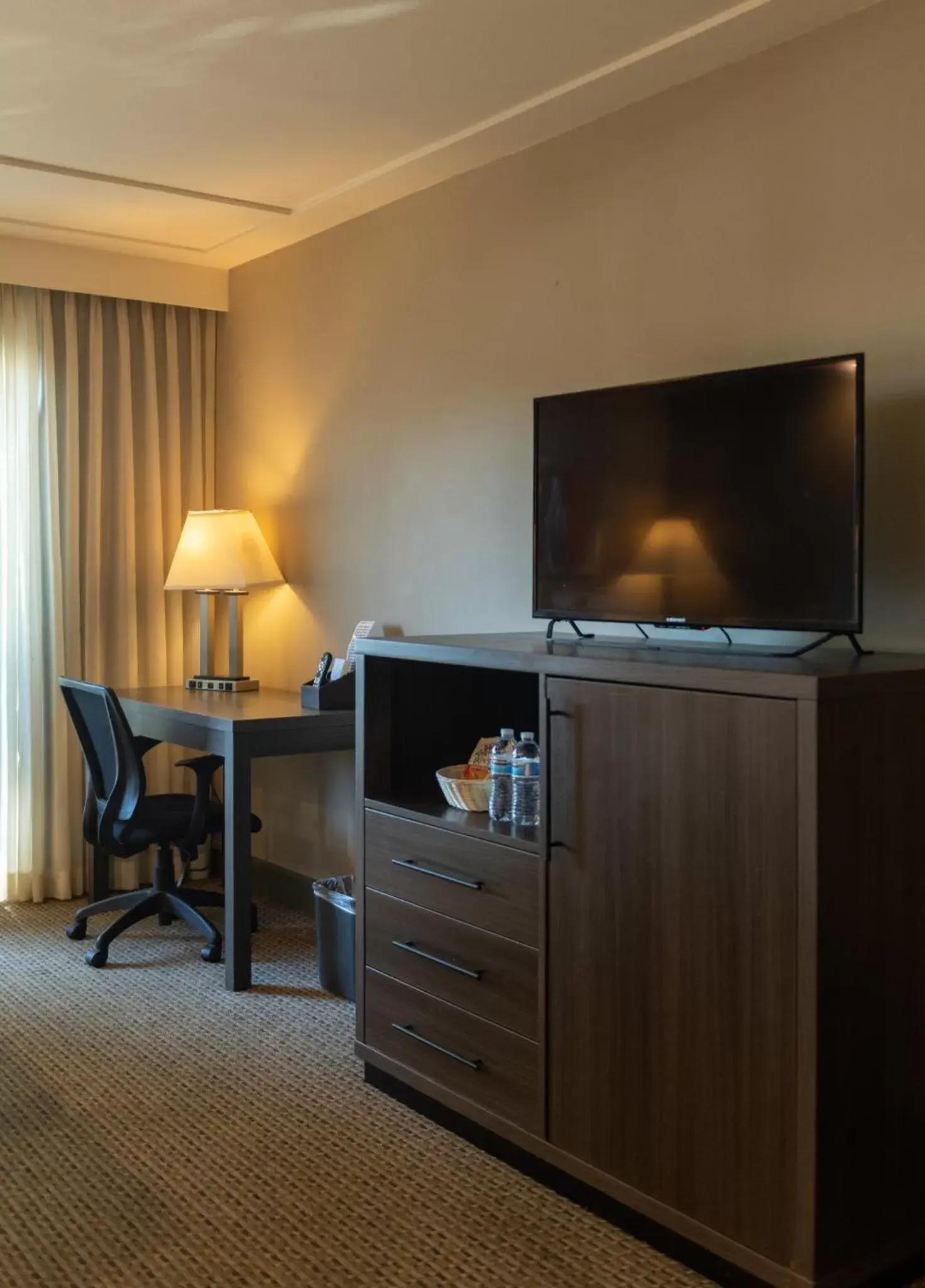 TV/Entertainment Center in GreenTree Inn & Suites Los Angeles - Alhambra - Pasadena