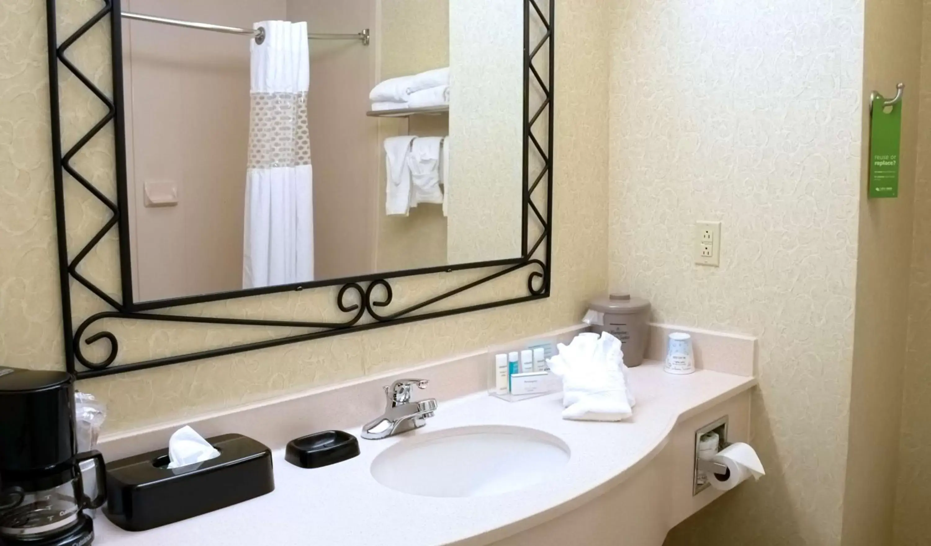 Bathroom in Hampton Inn & Suites Birmingham-Pelham - I-65