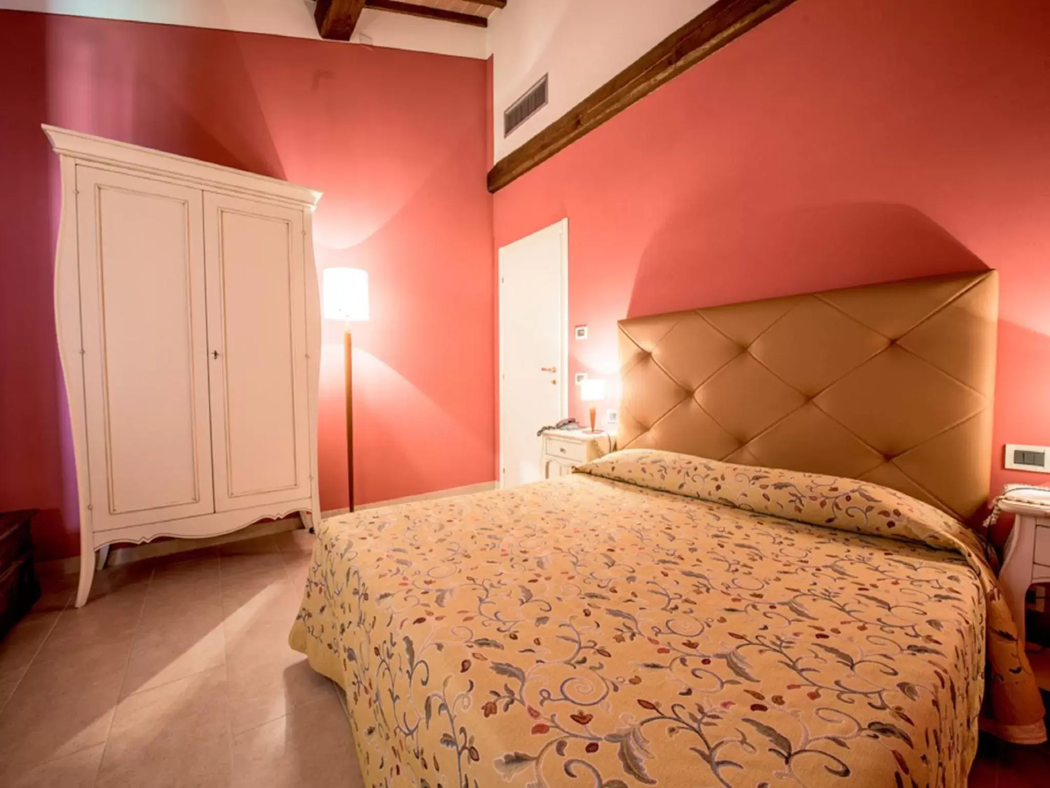 Bedroom, Bed in Albergo La Foresteria