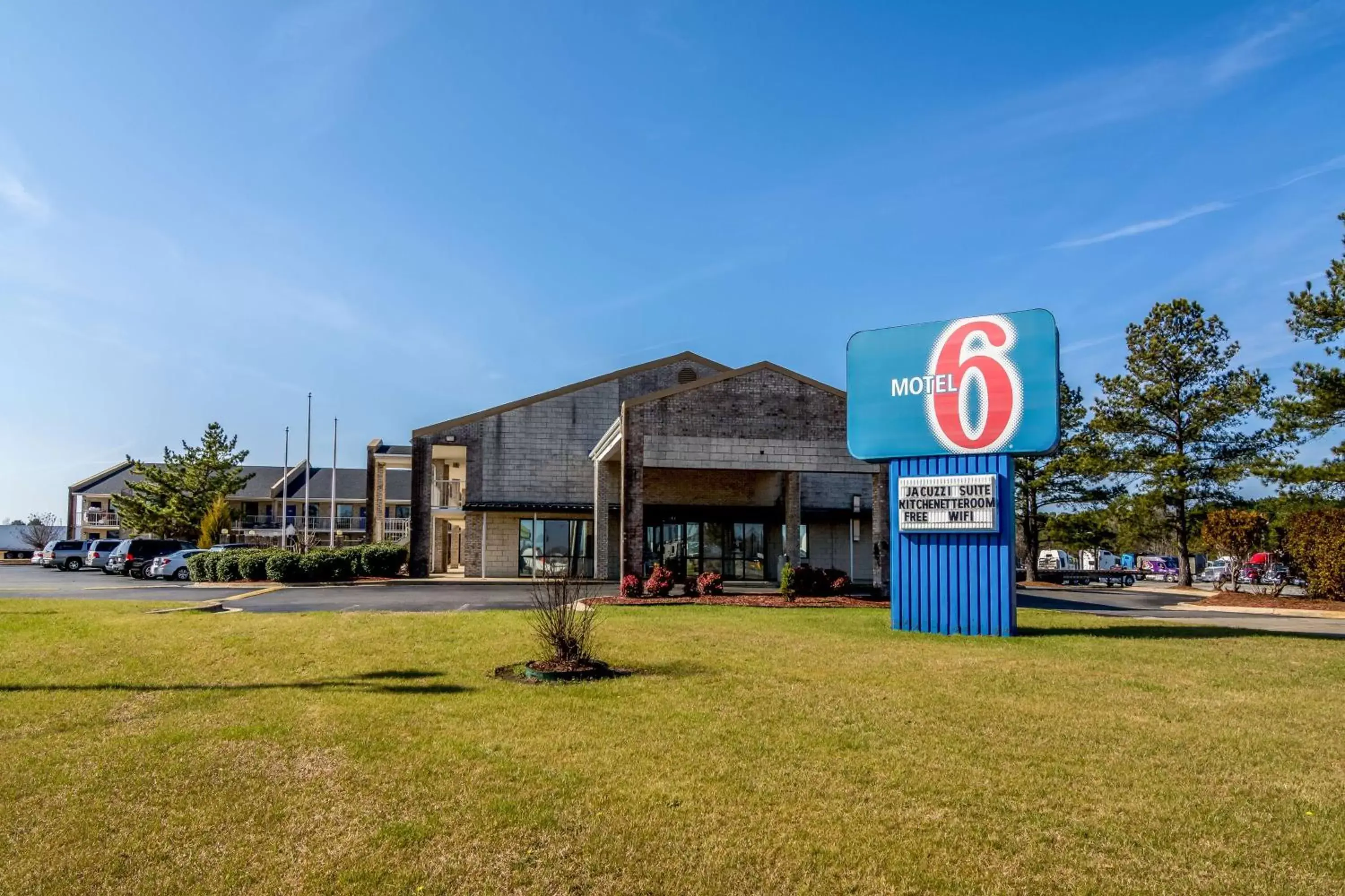 Property building in Motel 6-Kenly, NC Property building in Motel 6-Kenly, NC