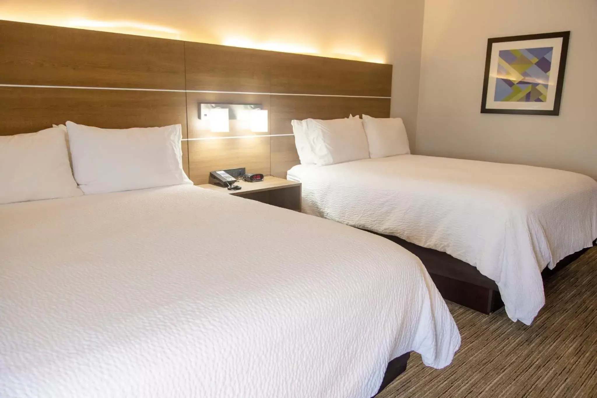 Photo of the whole room, Bed in Holiday Inn Express Marshfield - Springfield Area by IHG Photo of the whole room, Bed in Holiday Inn Express Marshfield - Springfield Area by IHG