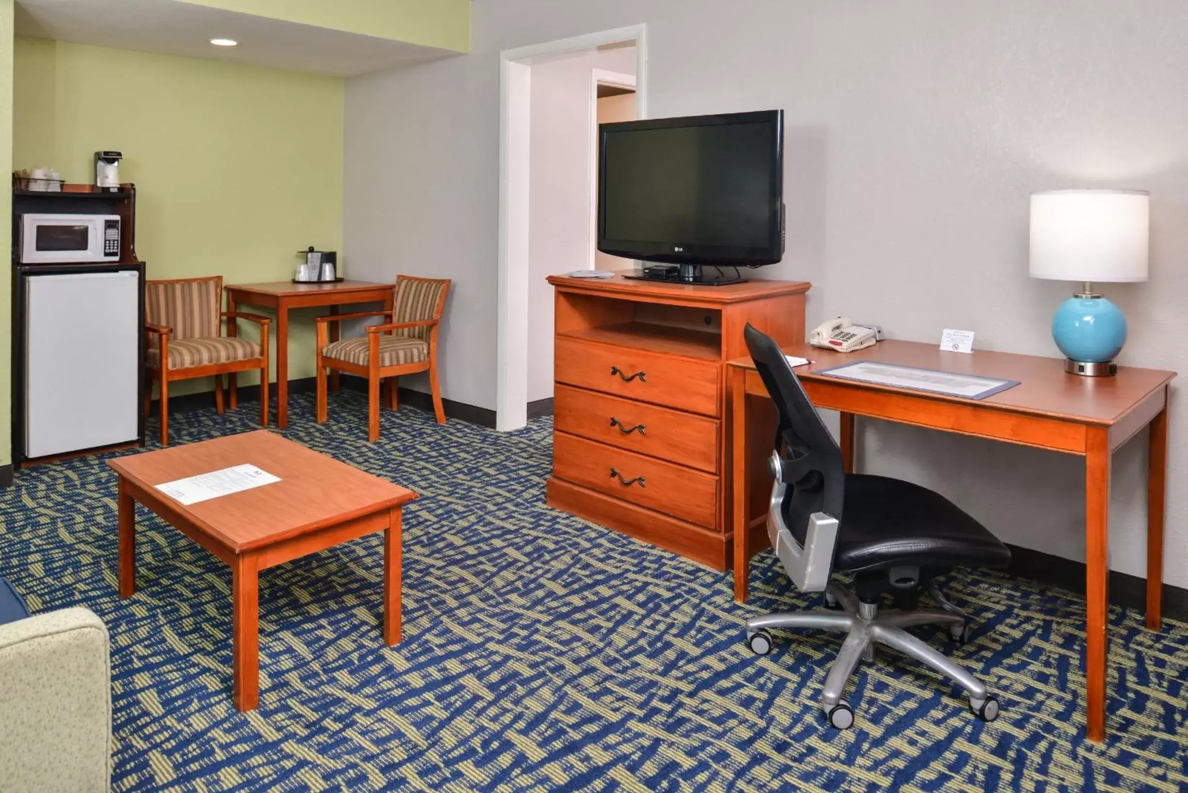 Living room, TV/Entertainment Center in Best Western Plus Holiday Sands Inn & Suites