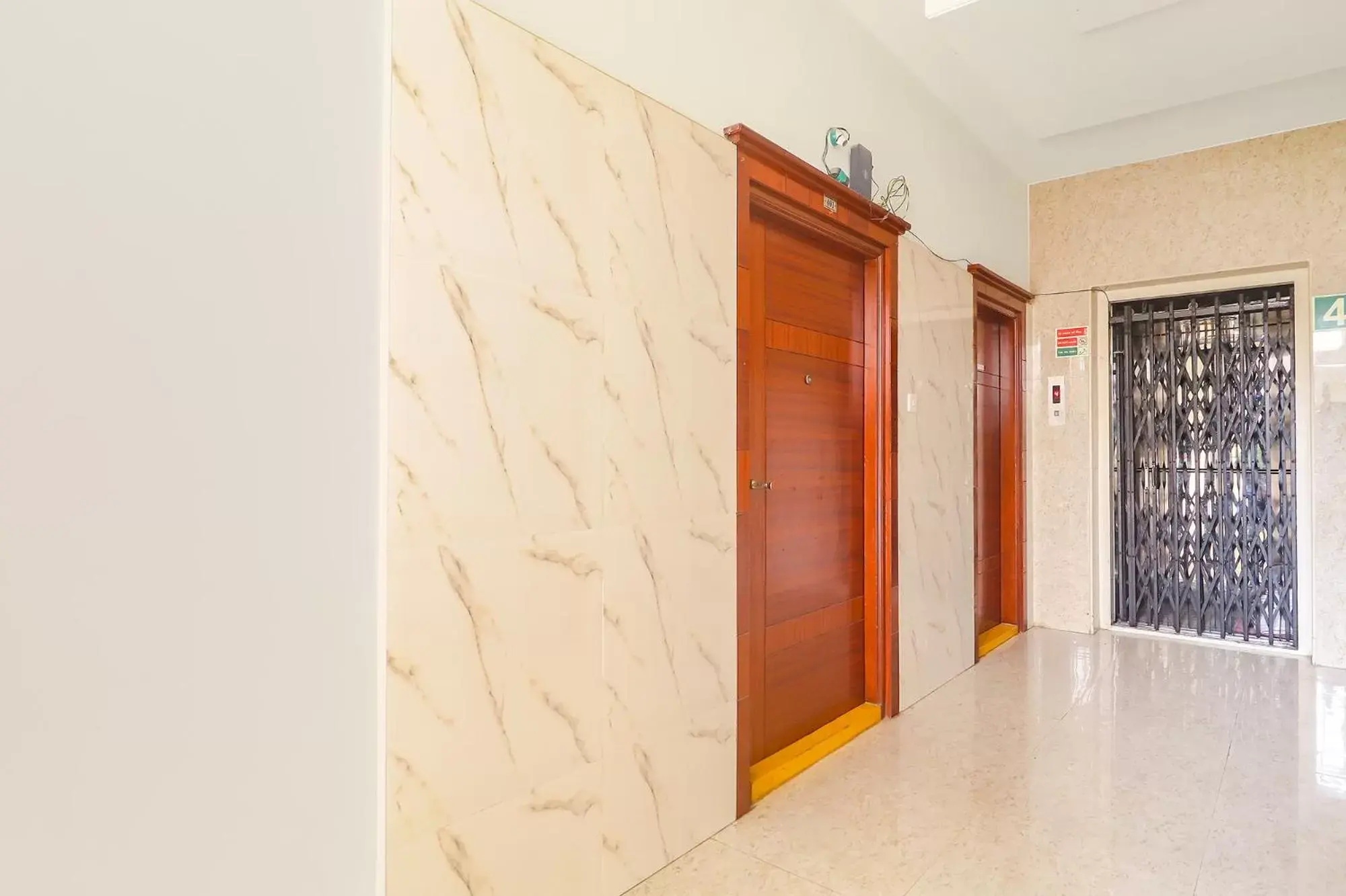 Lobby or reception in FabExpress Golden Gate - Nr Hitech City Lobby or reception in FabExpress Golden Gate - Nr Hitech City