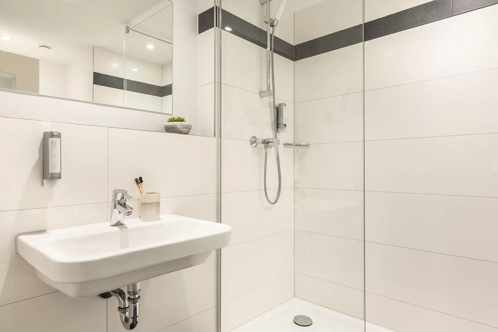 Shower in Garner Hotel Mainz by IHG