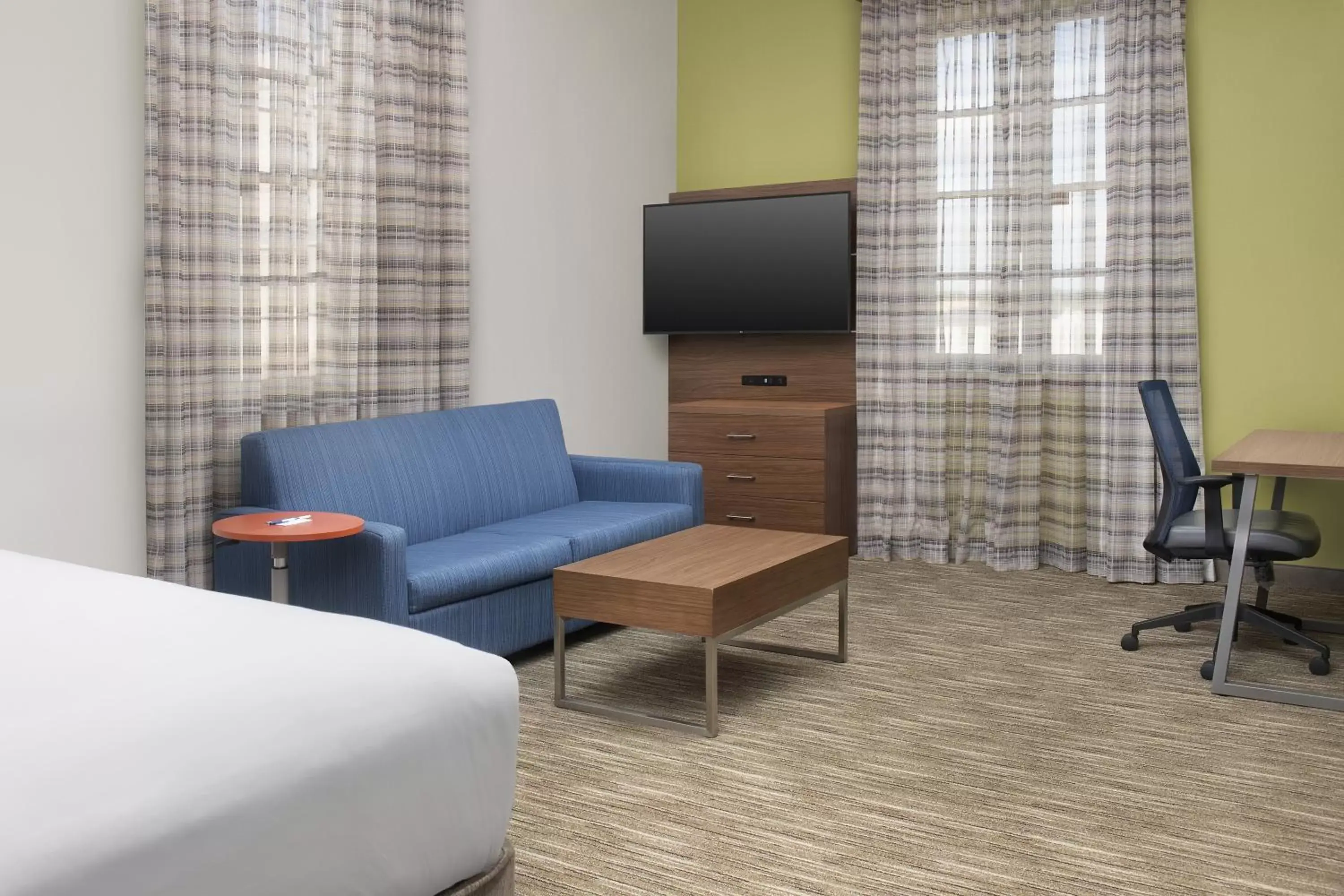Photo of the whole room, Seating Area in Holiday Inn Express San Antonio North Riverwalk Area, an IHG Hotel