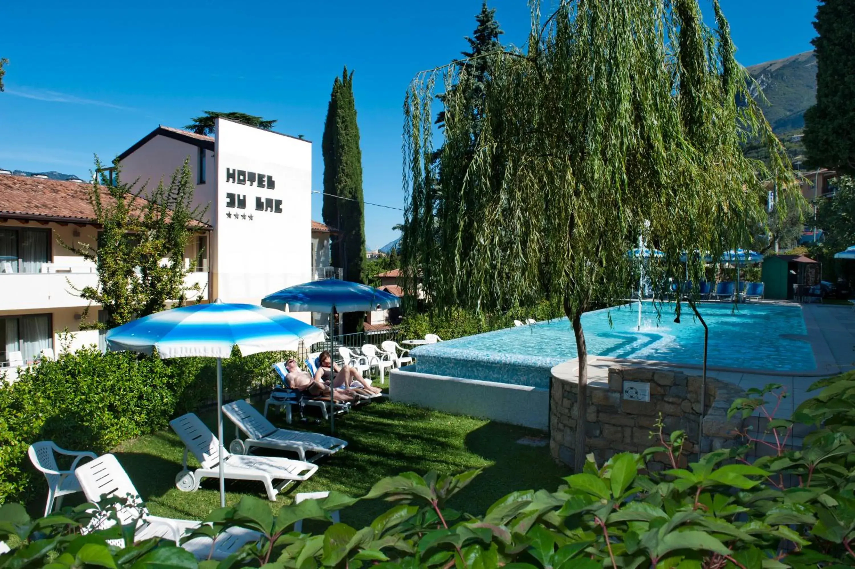 Garden, Swimming Pool in Beach Hotel Du Lac Malcesine