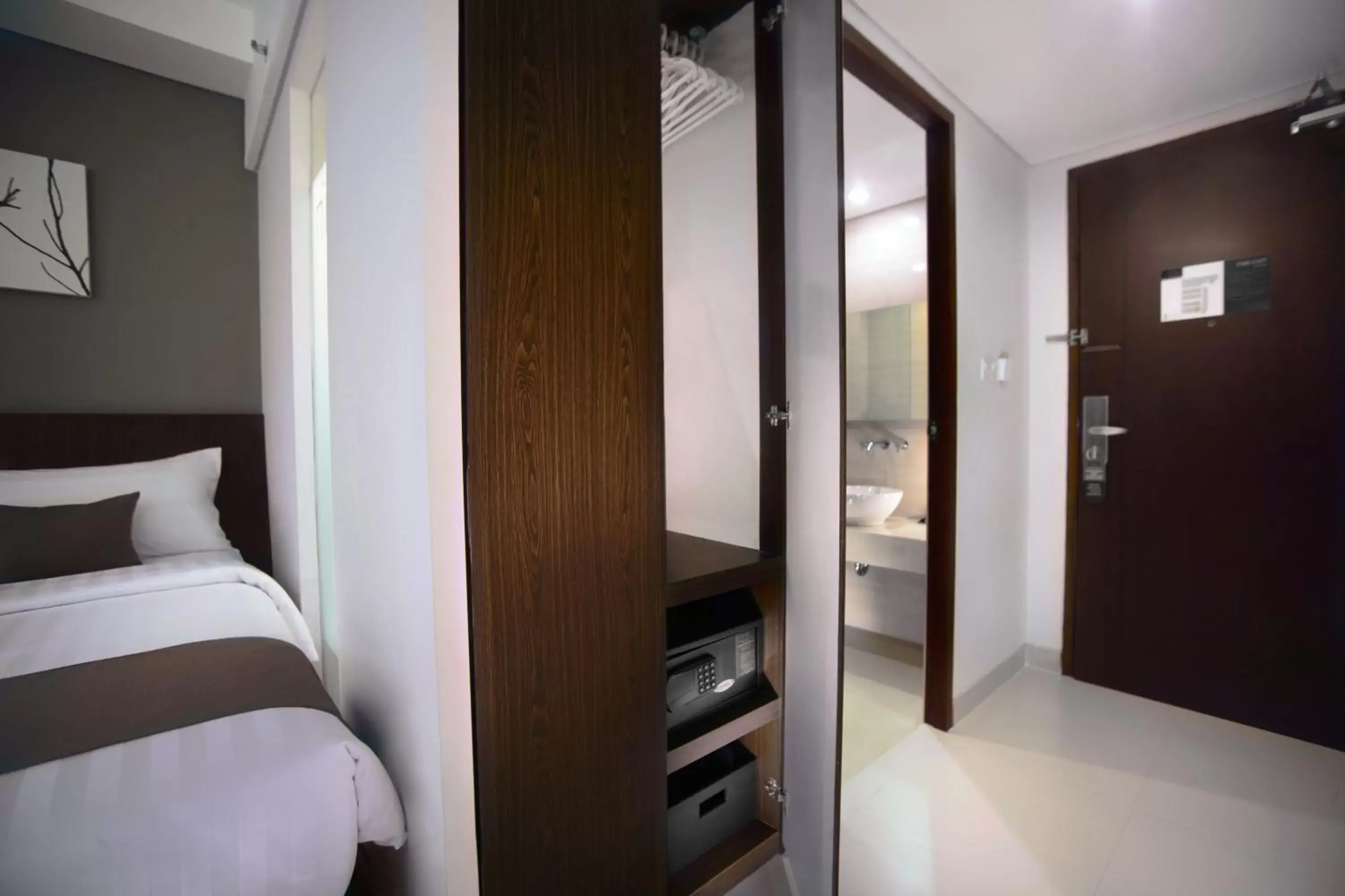 Photo of the whole room, Bed in Neo Denpasar by ASTON