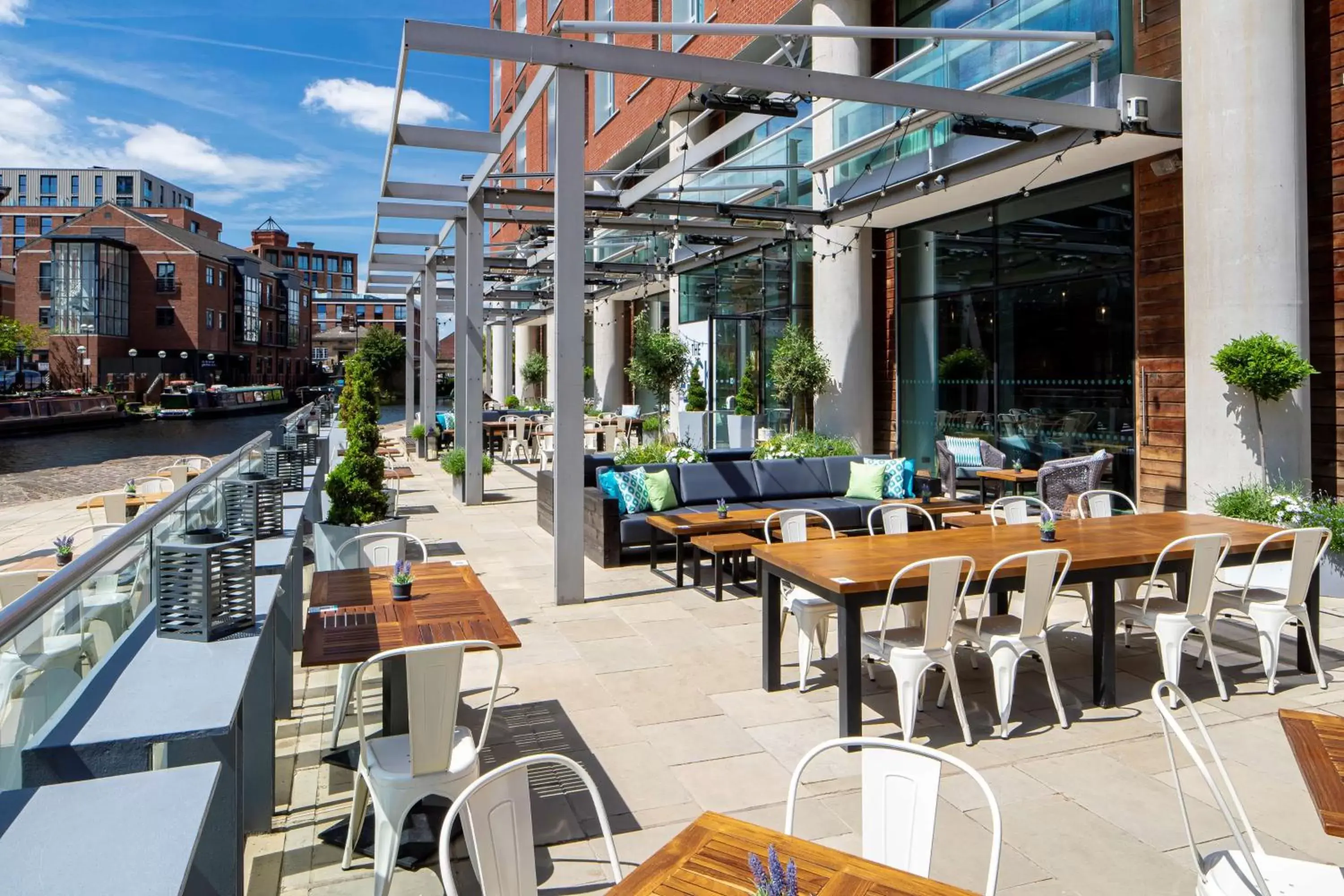 Patio, Restaurant/Places to Eat in DoubleTree by Hilton Leeds