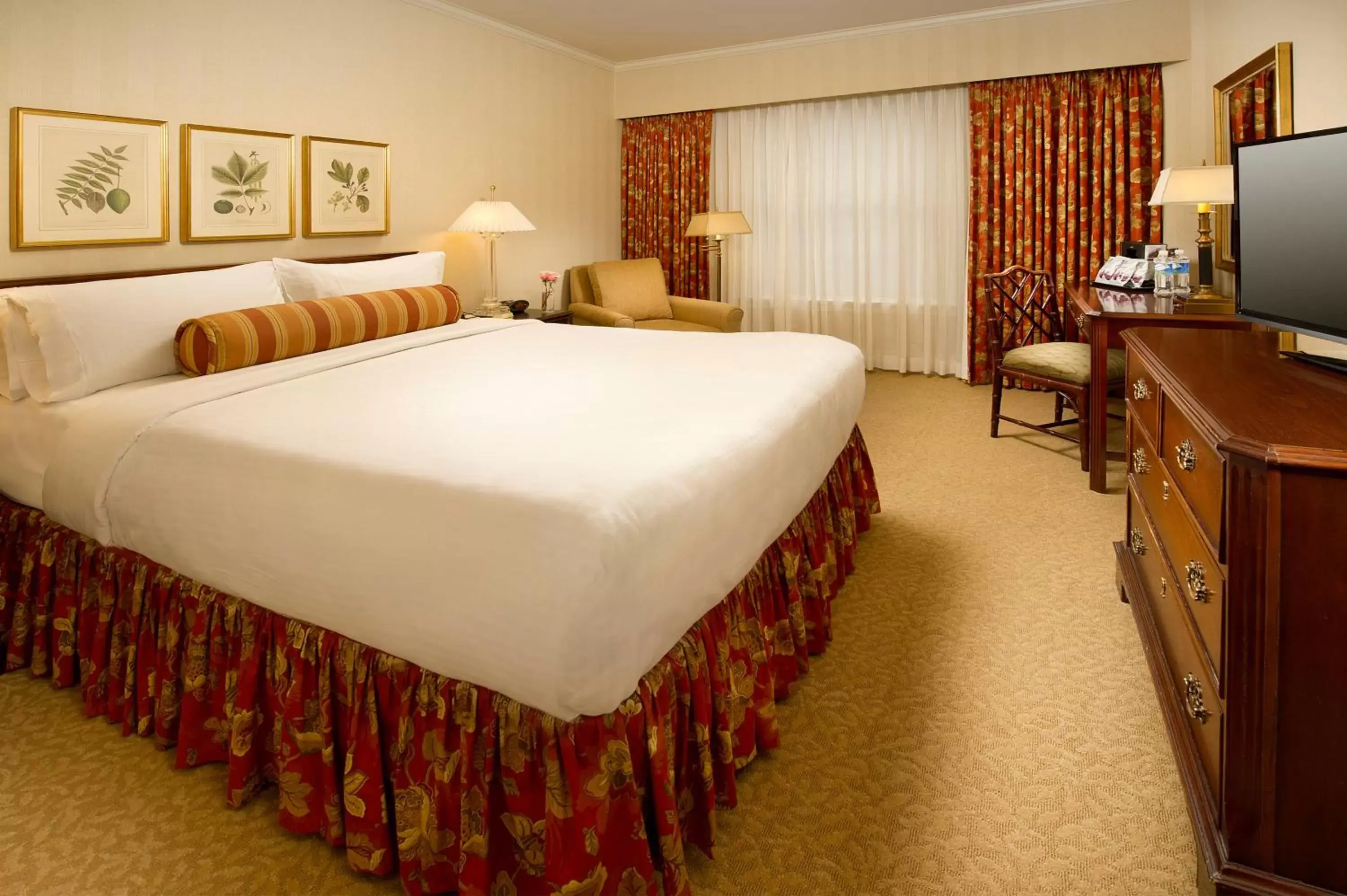 Photo of the whole room, Bed in Mayflower Park Hotel
