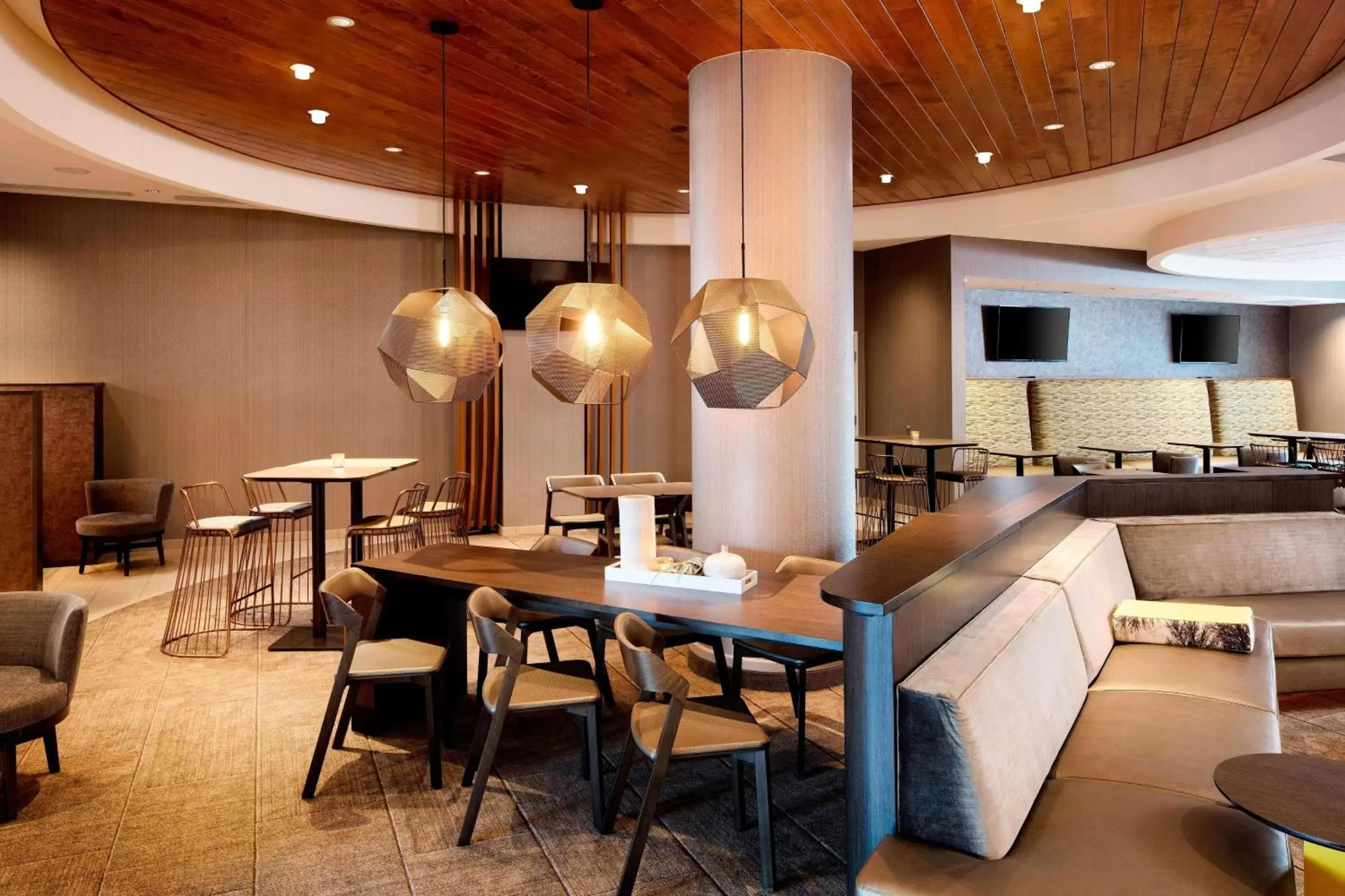 Lobby or reception, Restaurant/Places to Eat in SpringHill Suites Indianapolis Downtown
