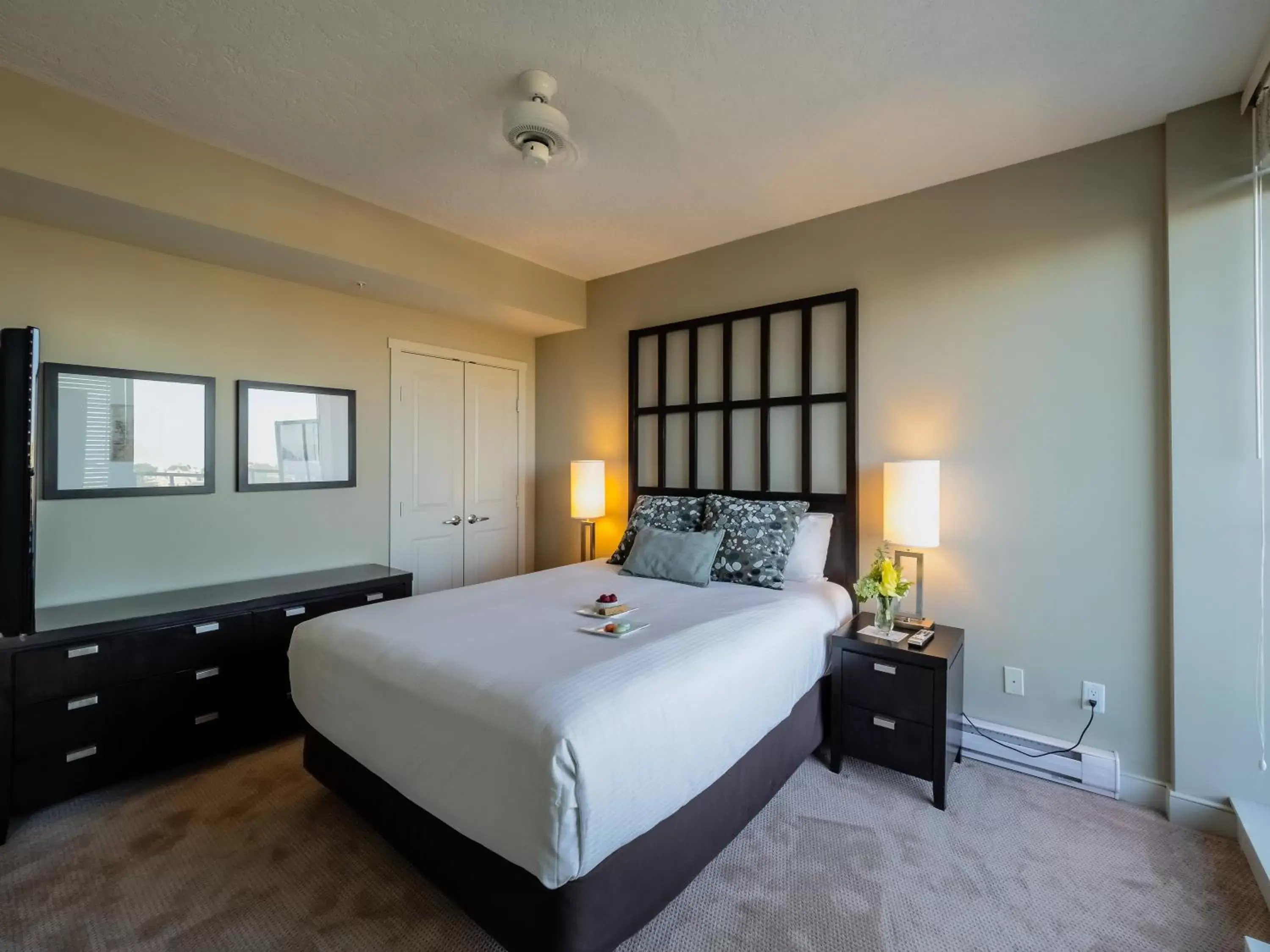 Bedroom, Bed in Oswego Hotel
