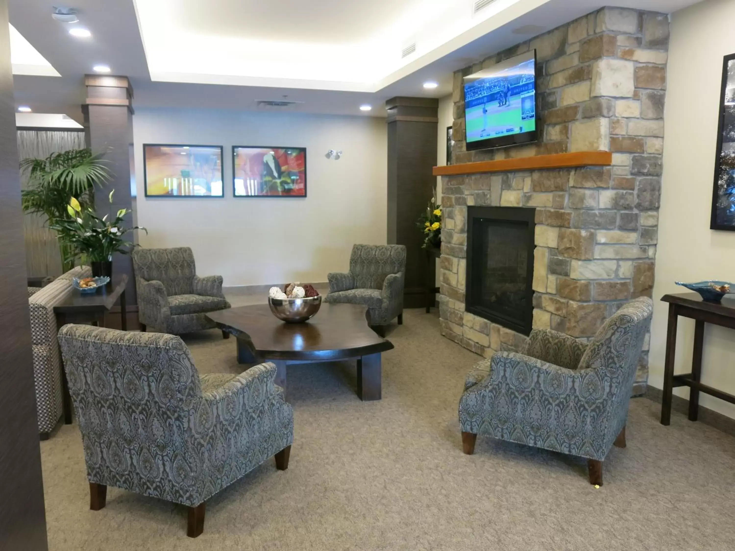 Seating area, Lobby/Reception in Days Inn & Suites by Wyndham Lindsay