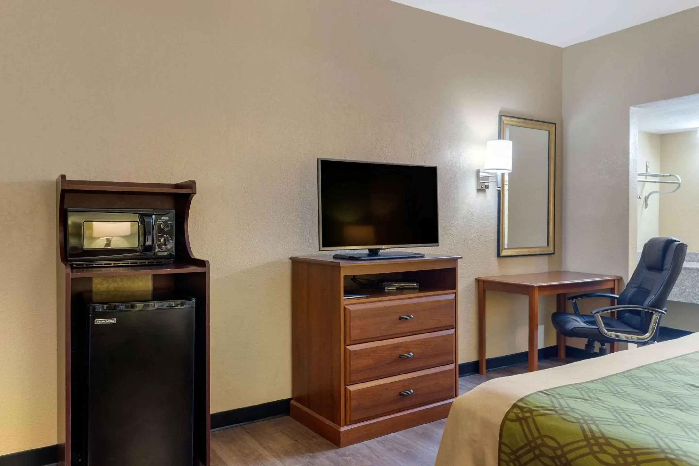 Photo of the whole room, TV/Entertainment Center in Econo Lodge Belton