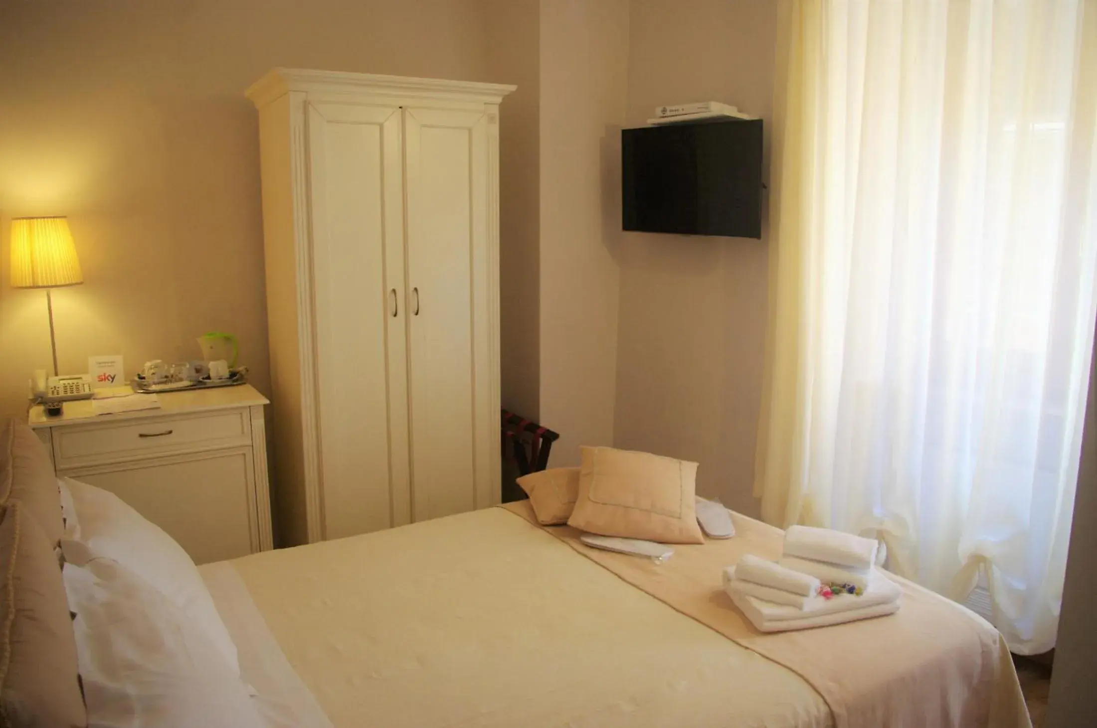 Bed in Hotel Volterra In