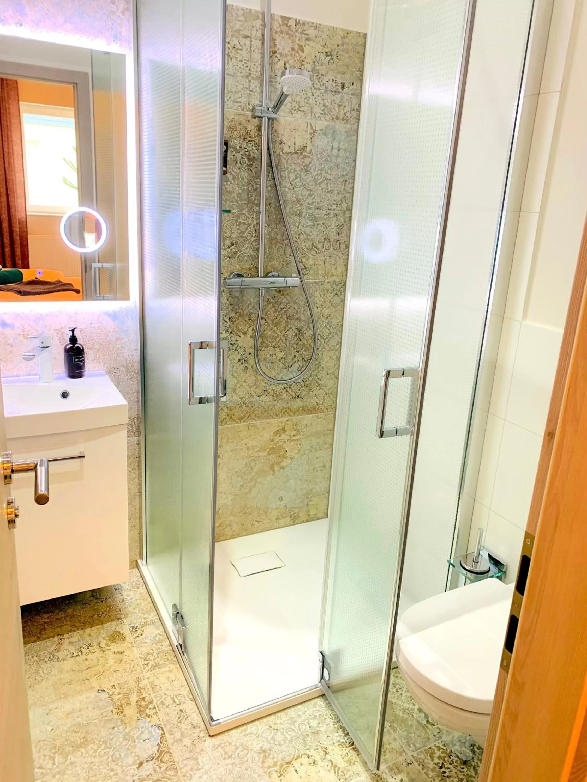 Bathroom in BESOTEL Mettmann