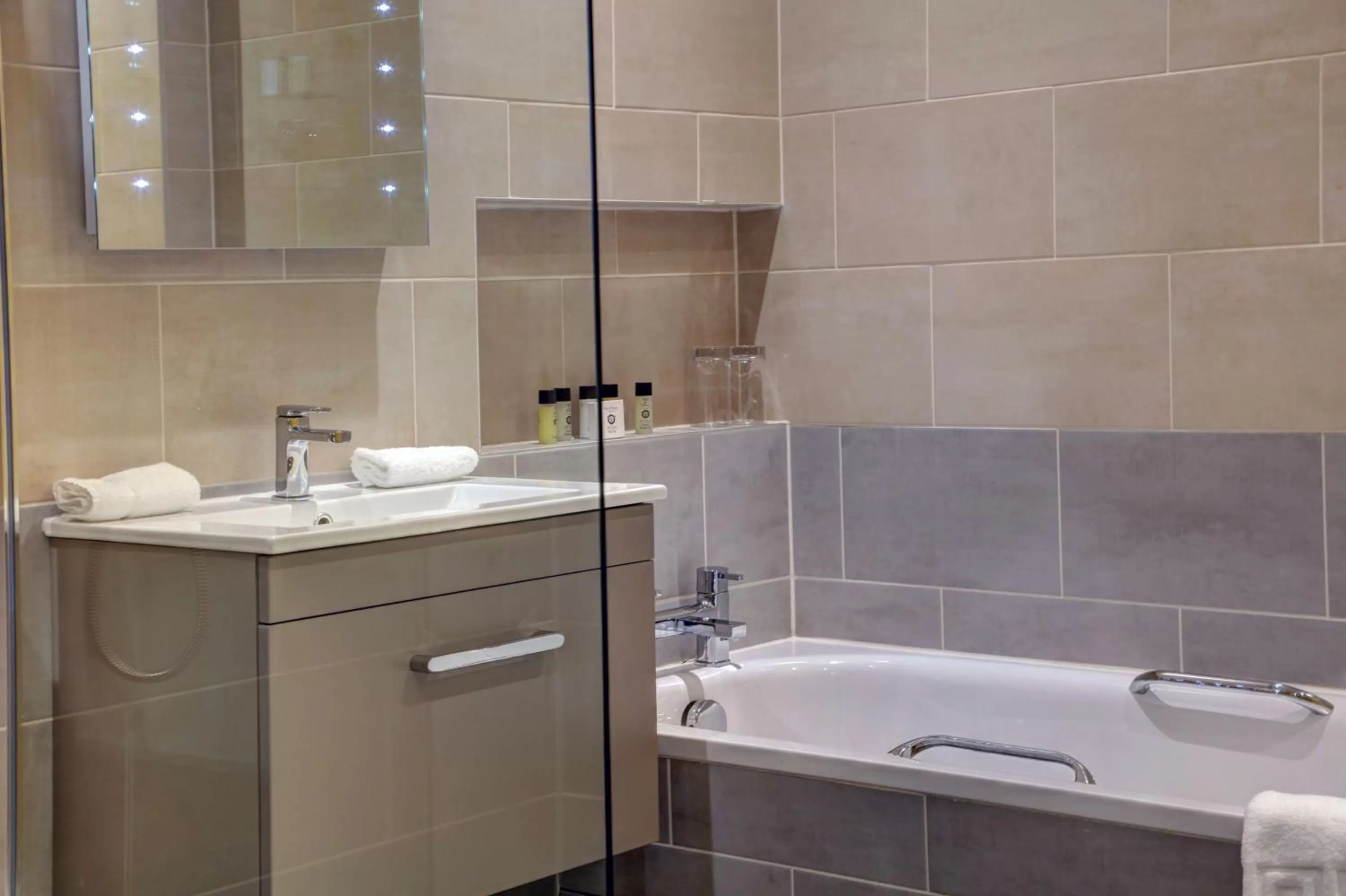 Bathroom in Stonecross Manor Hotel