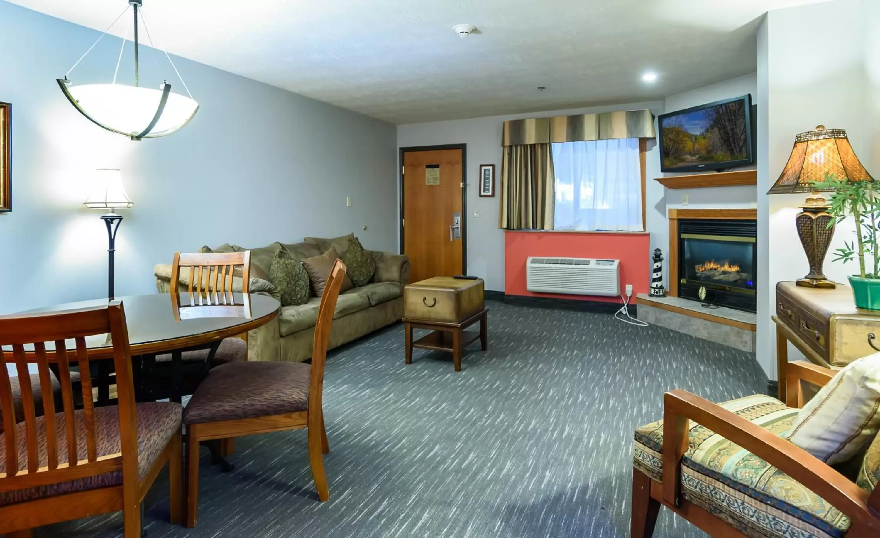 Living room, Seating Area in Ramada by Wyndham Sioux Falls Airport - Waterpark Resort & Event Center