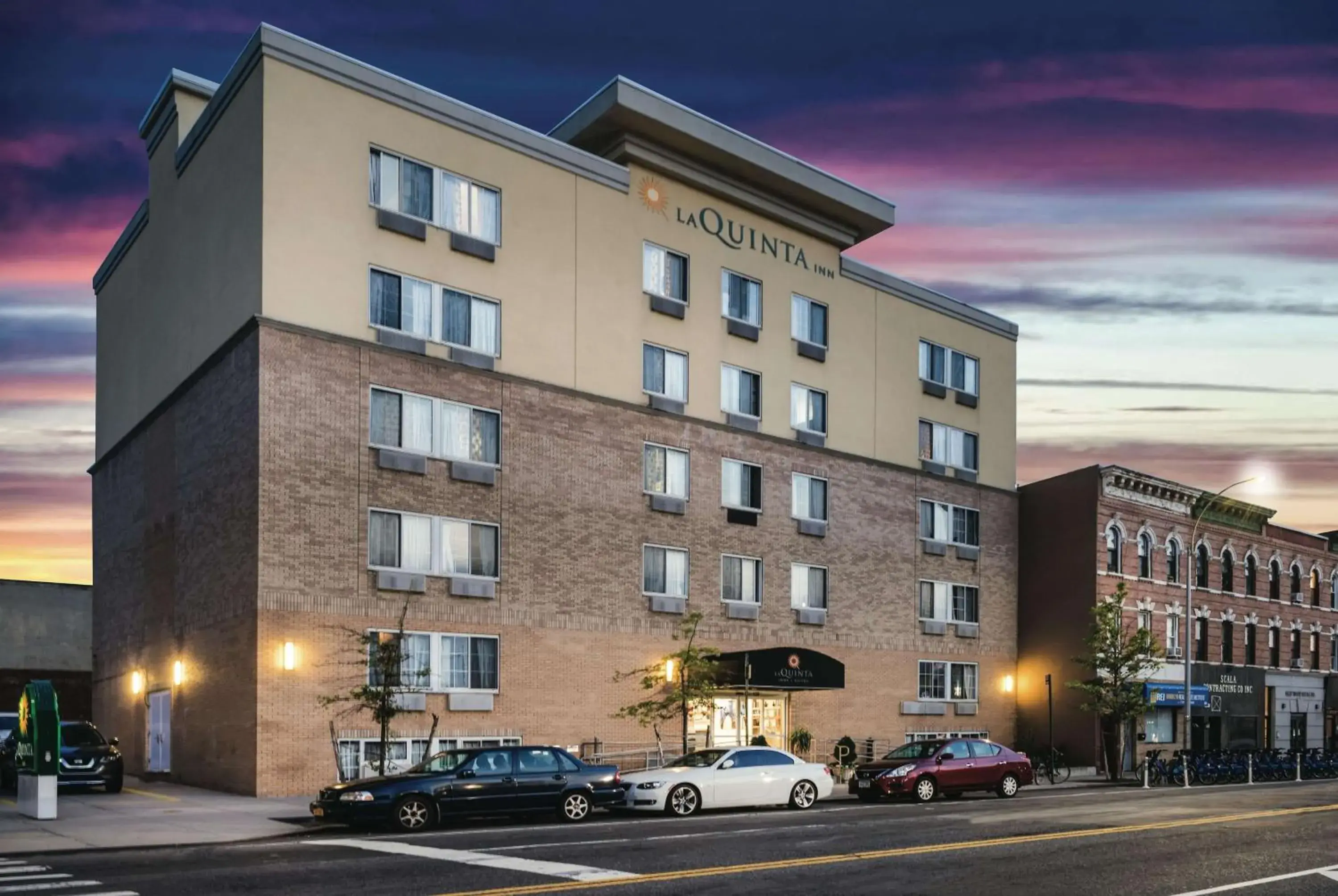 Property Building in La Quinta Inn & Suites by Wyndham Brooklyn Downtown