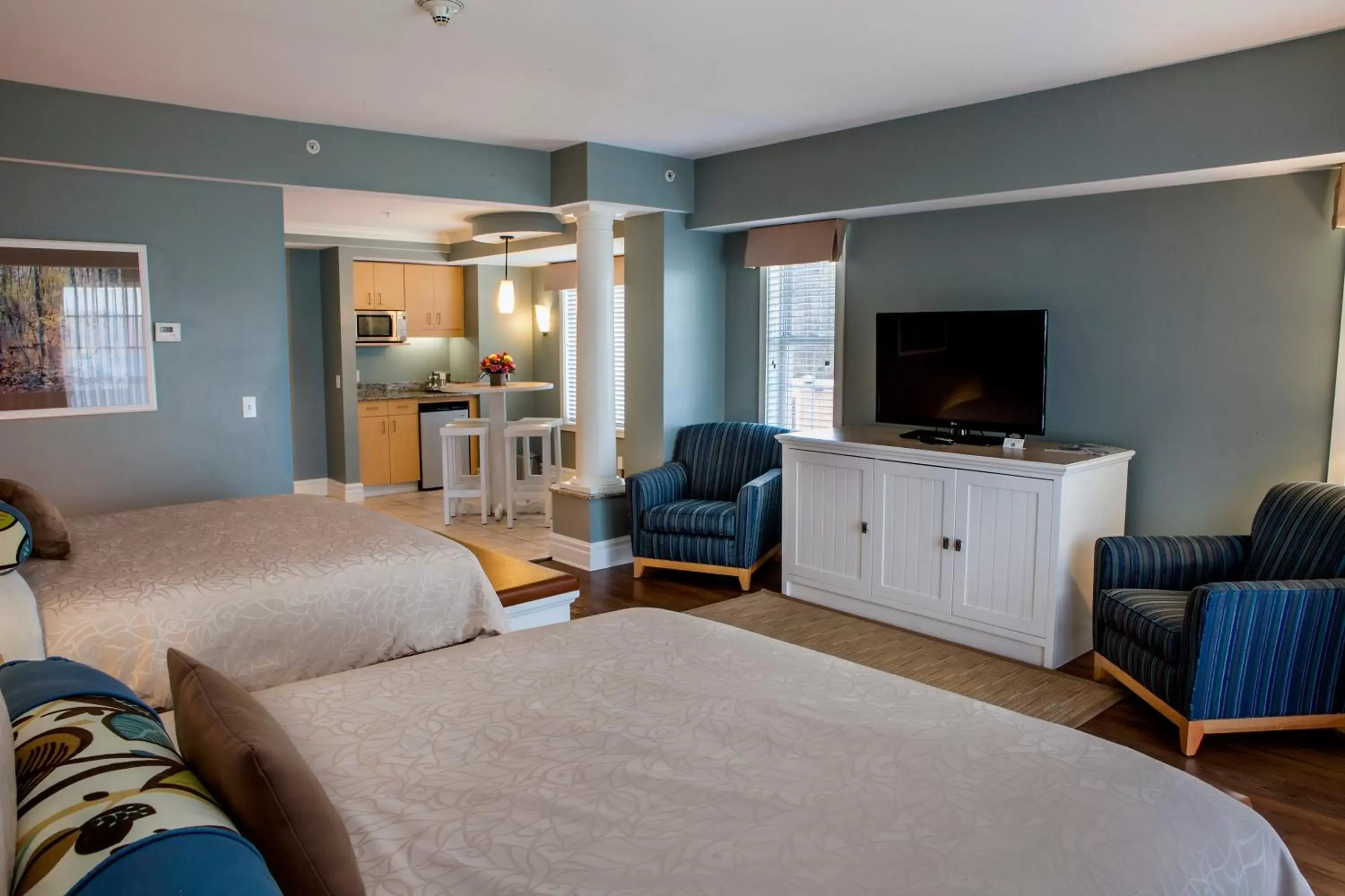 Bedroom, TV/Entertainment Center in Watkins Glen Harbor Hotel