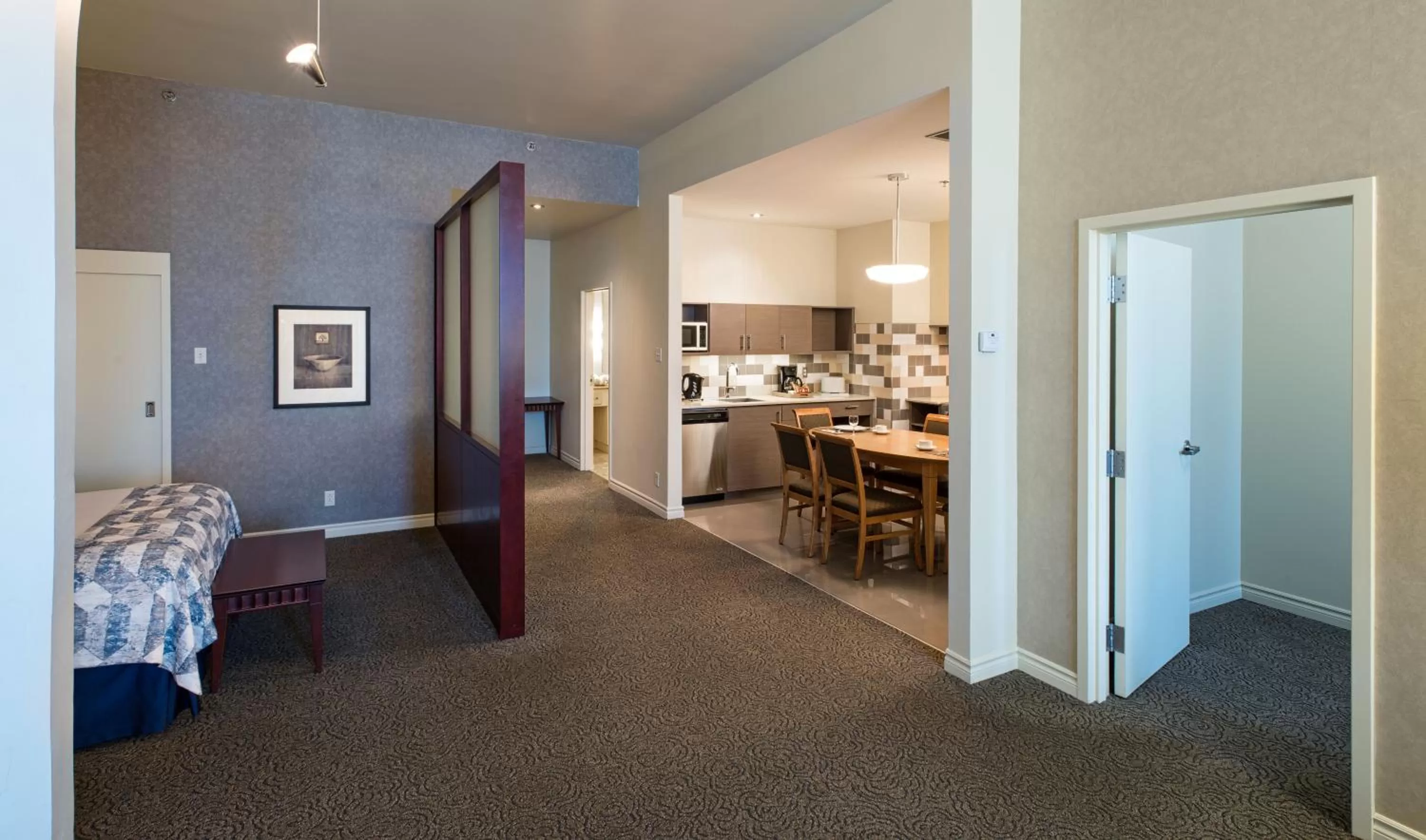 Kitchen or kitchenette in Le Square Phillips Hôtel & Suites