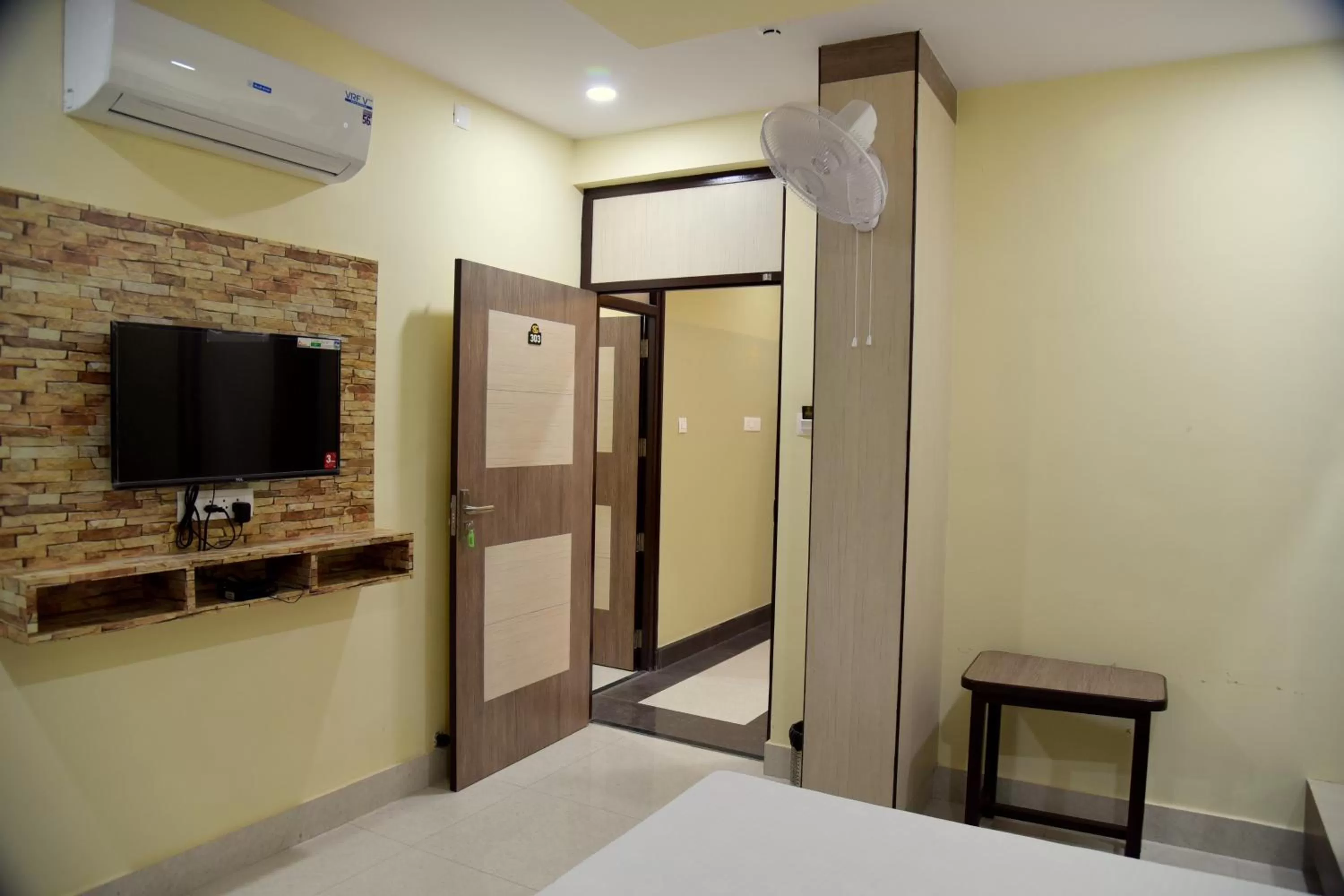 Bedroom, Bed in Hotel Shri Gourav