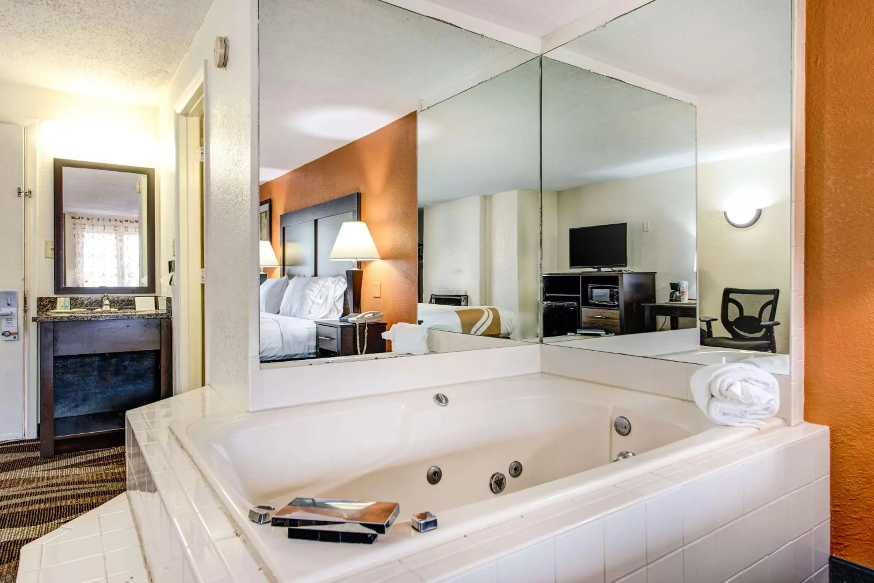 Photo of the whole room, Bathroom in Quality Inn Creekside - Downtown Gatlinburg