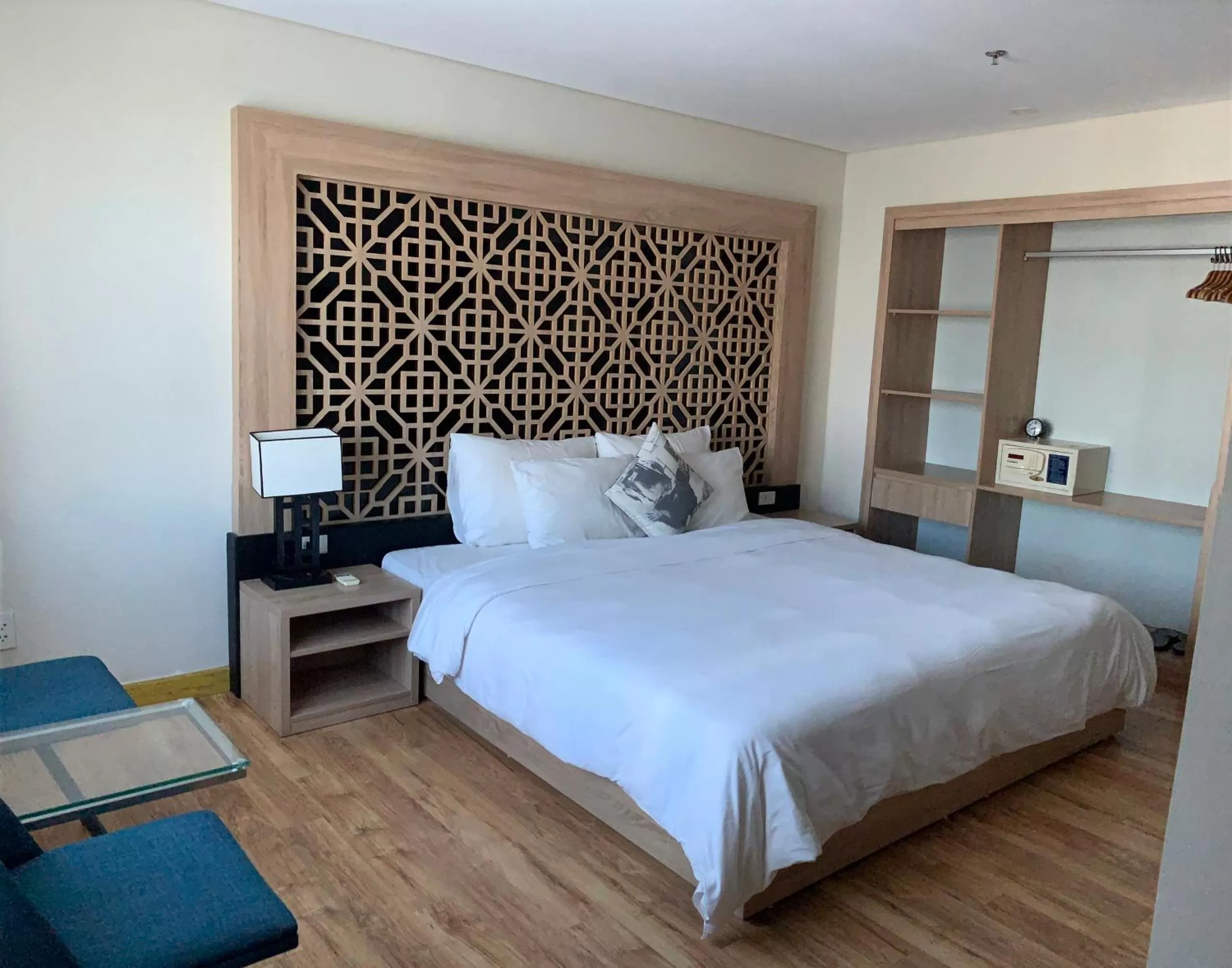 Photo of the whole room, Bed in Gemini Saigon LUXURY