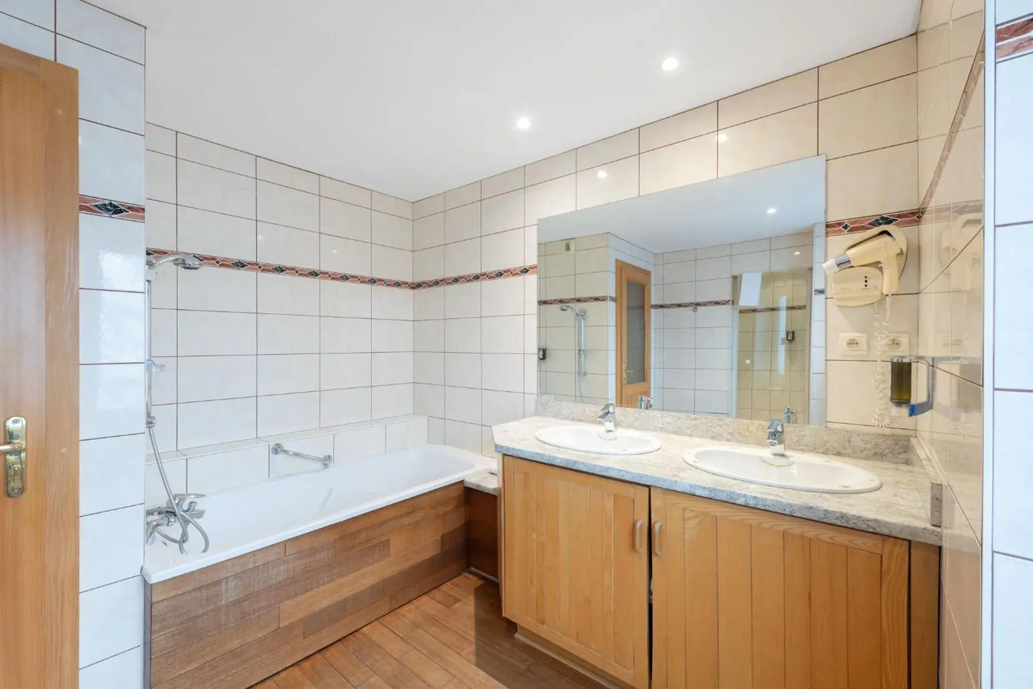 Bathroom in Hôtel De La Paix