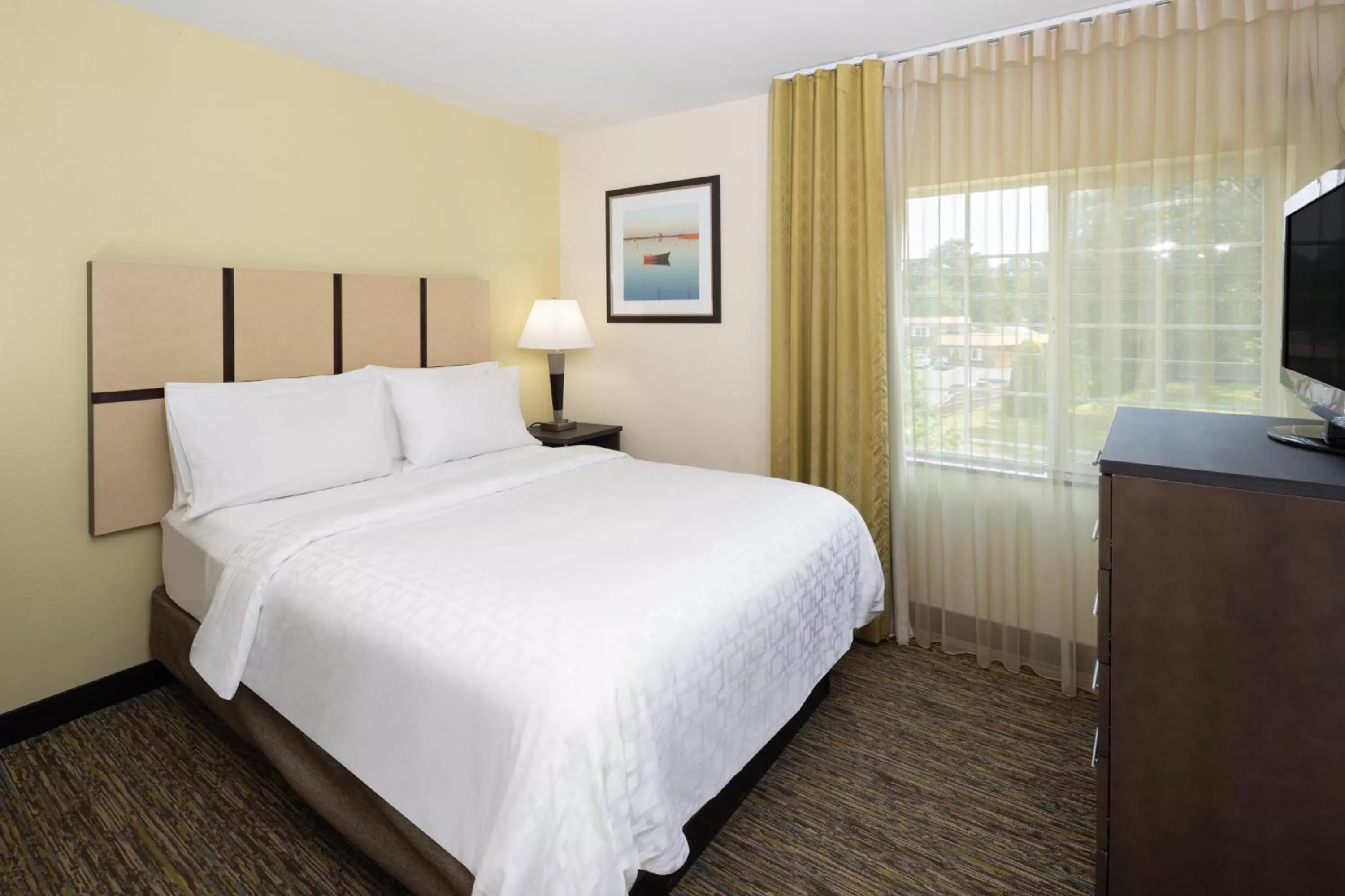 Photo of the whole room, Bed in Candlewood Suites Windsor Locks by IHG