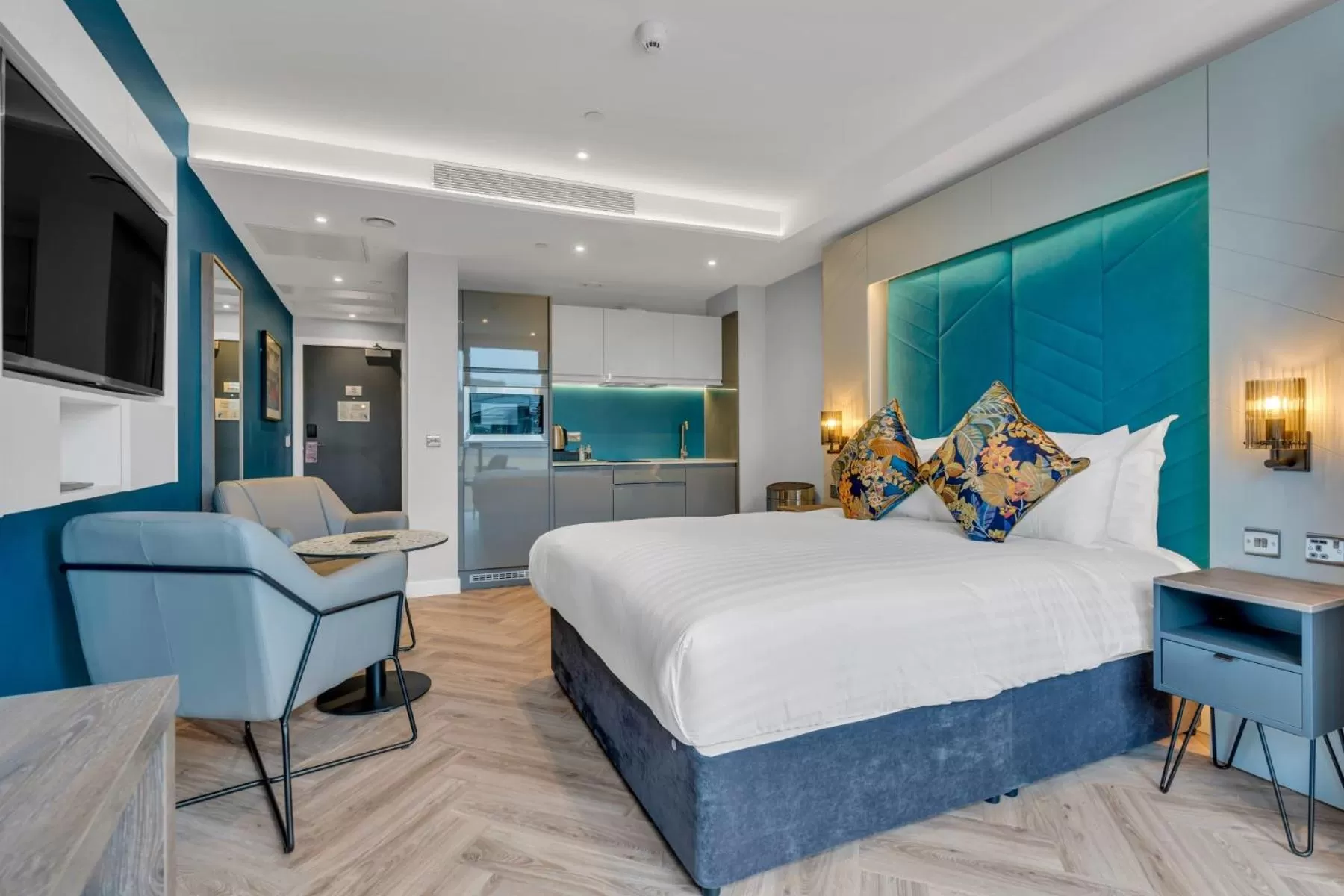 Photo of the whole room, Bed in Roomzzz Edinburgh