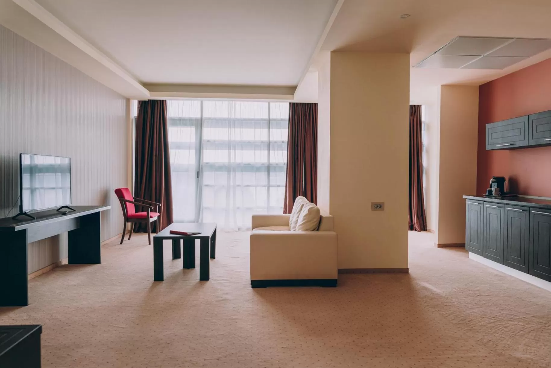 Living room, Bed in Ramada by Wyndham Constanta