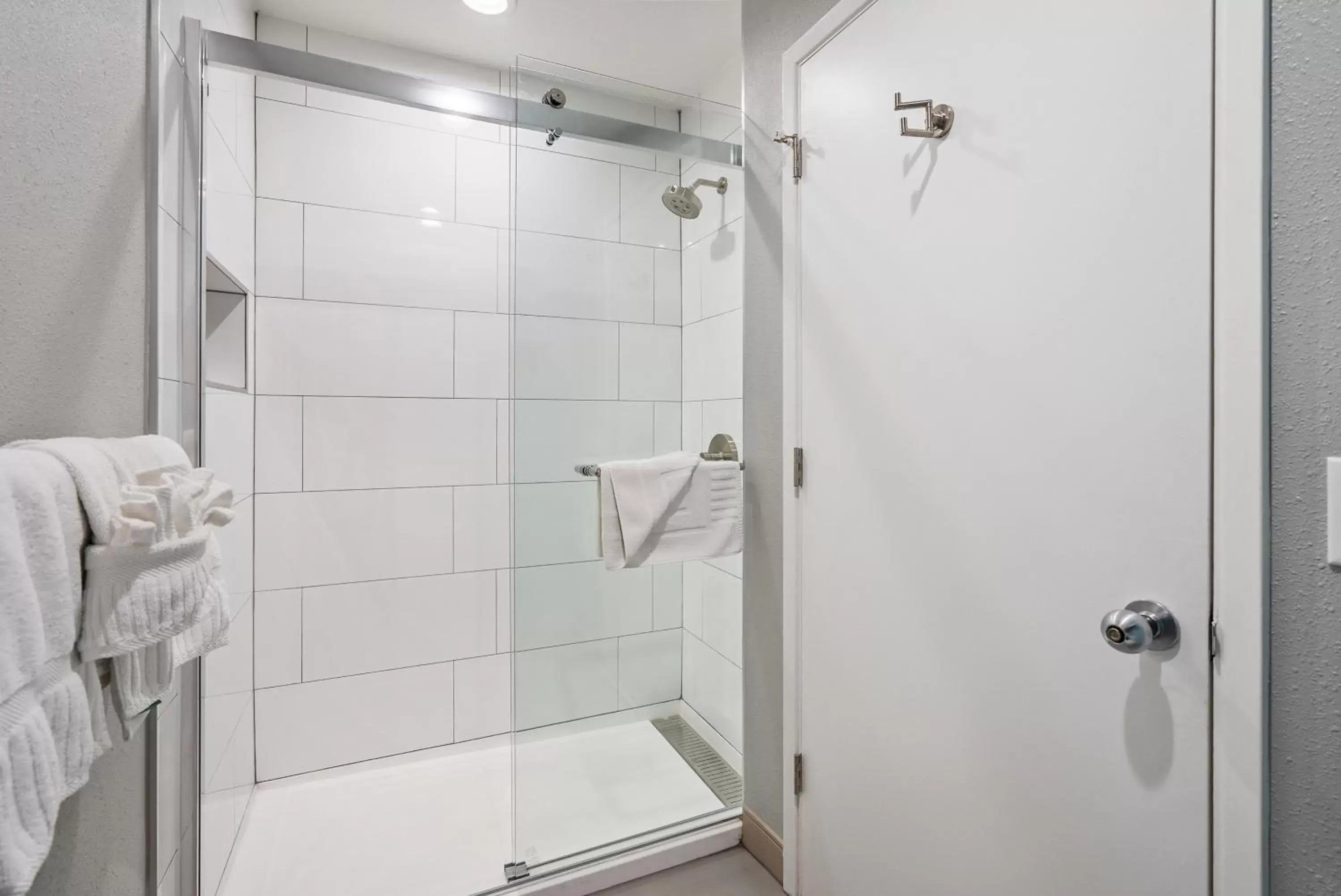 Shower, Bathroom in Shoreline Inn...on the beach